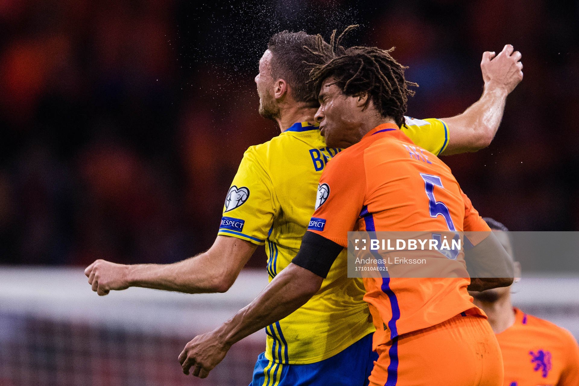 Sveriges Marcus Berg i en nickduell med Hollands Nathan Ake