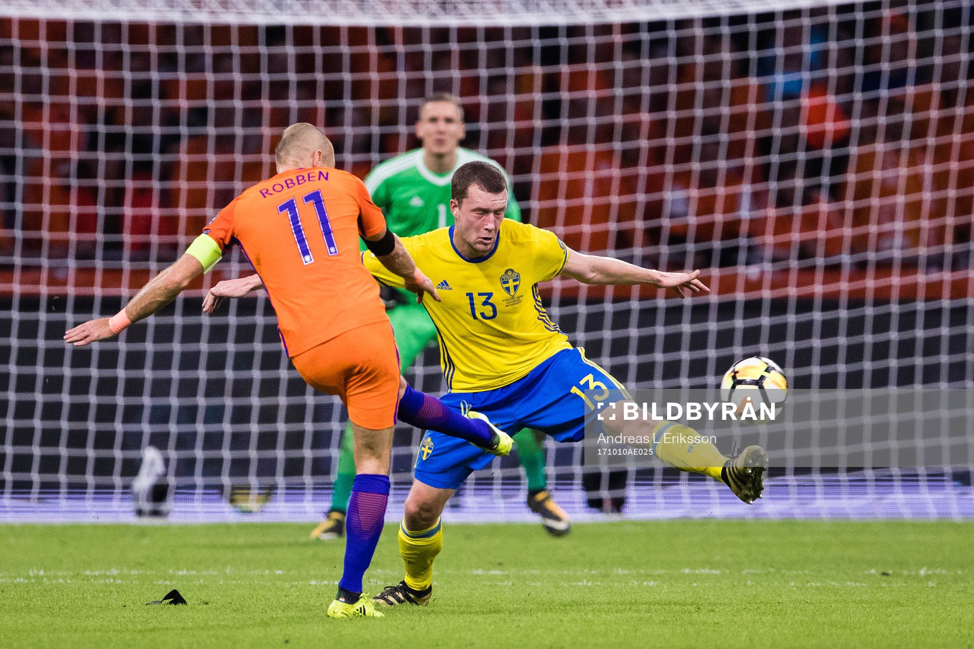 Hollands Arjen Robben och Sveriges Jakob Johanssonunder
