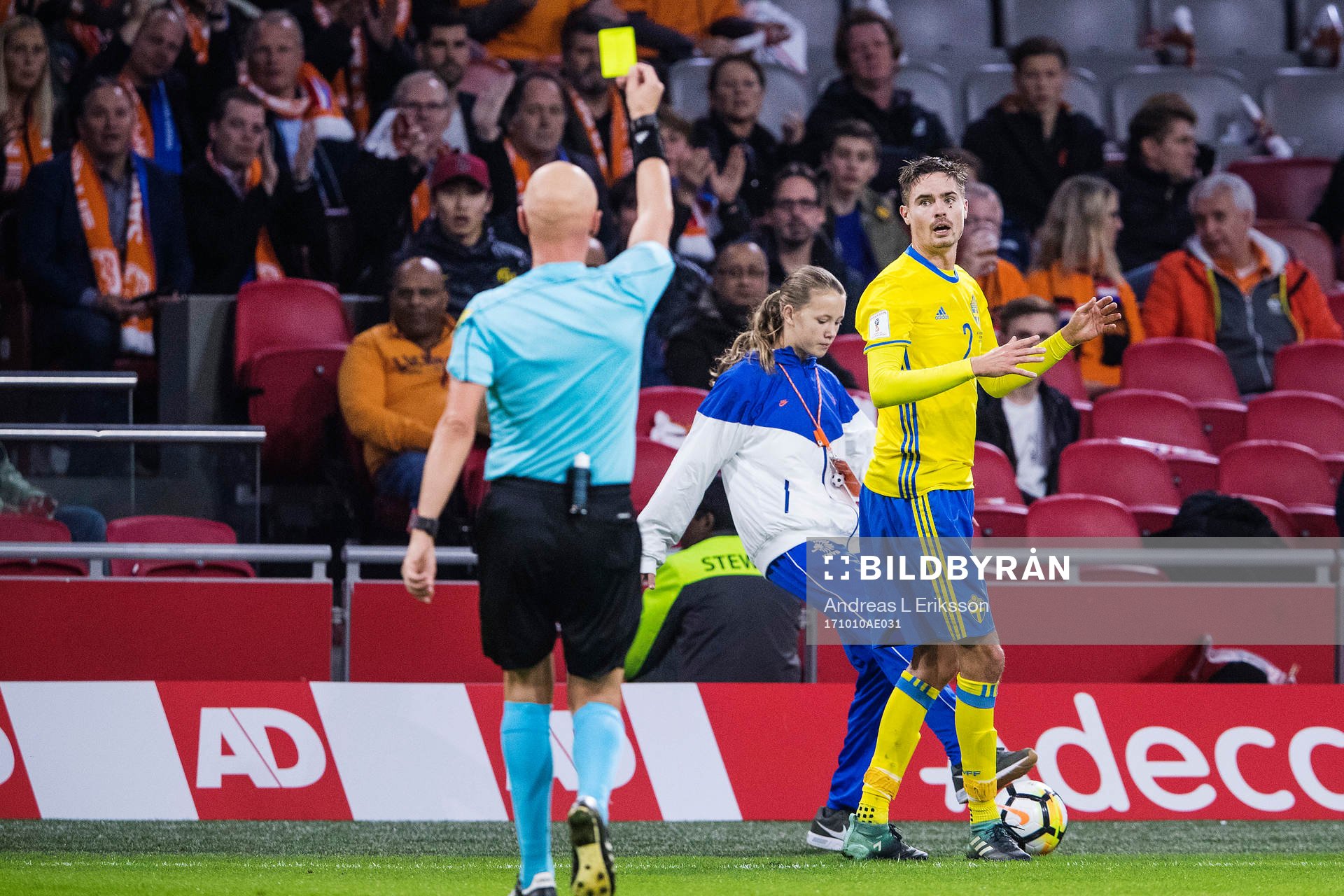 Sveriges Mikael Lustig tilldelas gult kort
