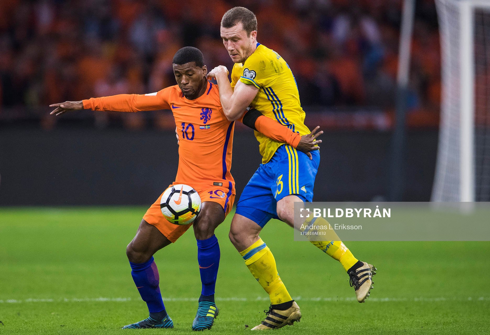 Hollands Georginio Wijnaldum och Sveriges Jakob Johansson
