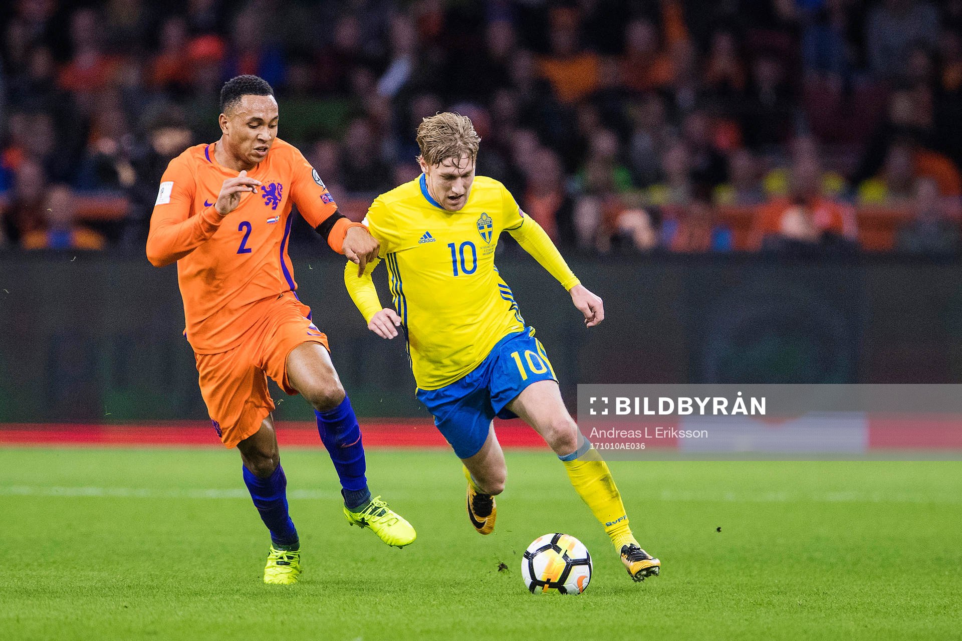 Hollands Kenny Tete och Sveriges Emil Forsberg