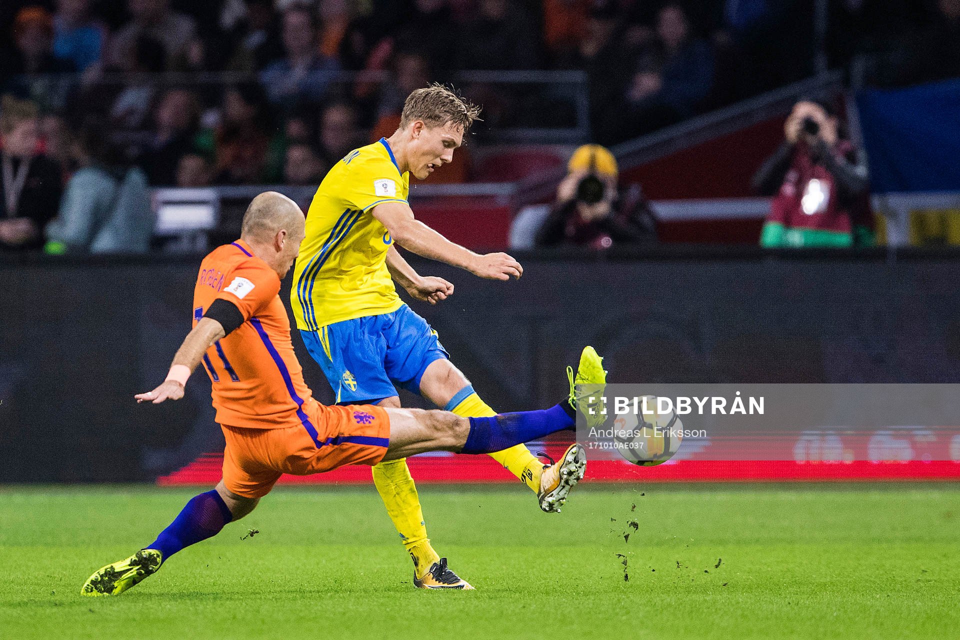 Sveriges Ludwig Augustinsson och Hollands Arjen Robben