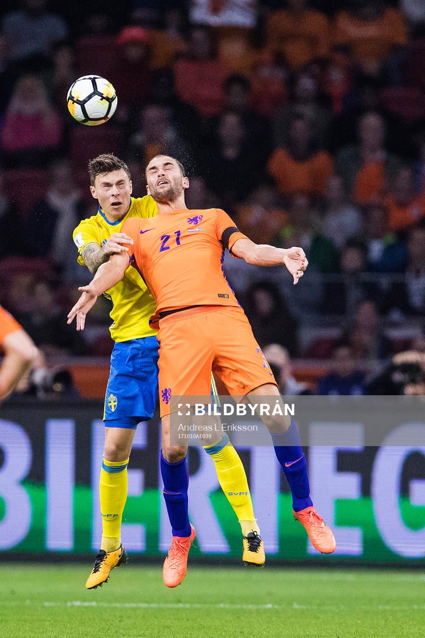 Sveriges Victor Nilsson Lindelöf och Hollands Bas Dost