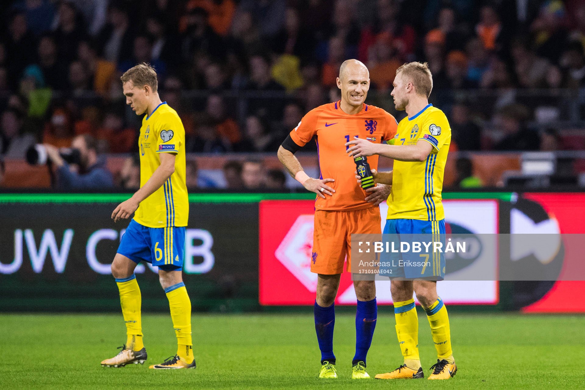 Hollands Arjen Robben pratar med Sveriges Sebastian Larsson