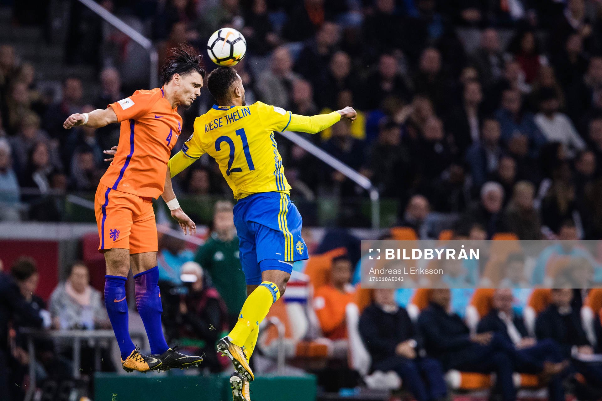 Hollands Karim Rekik och Sveriges Isaac Kiese Thelin