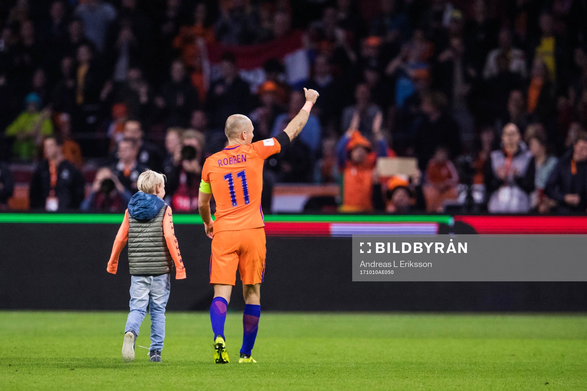 Hollands Arjen Robben tackar publiken under VM-kvalmatchen i fotboll mellan Holland och Sverige den 10 oktober 2017 i Amsterdam.
