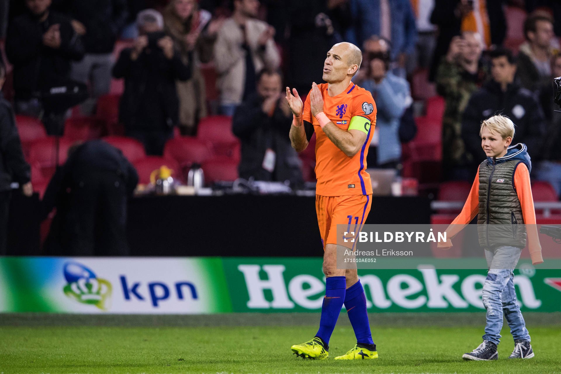 Hollands Arjen Robben tackar publiken