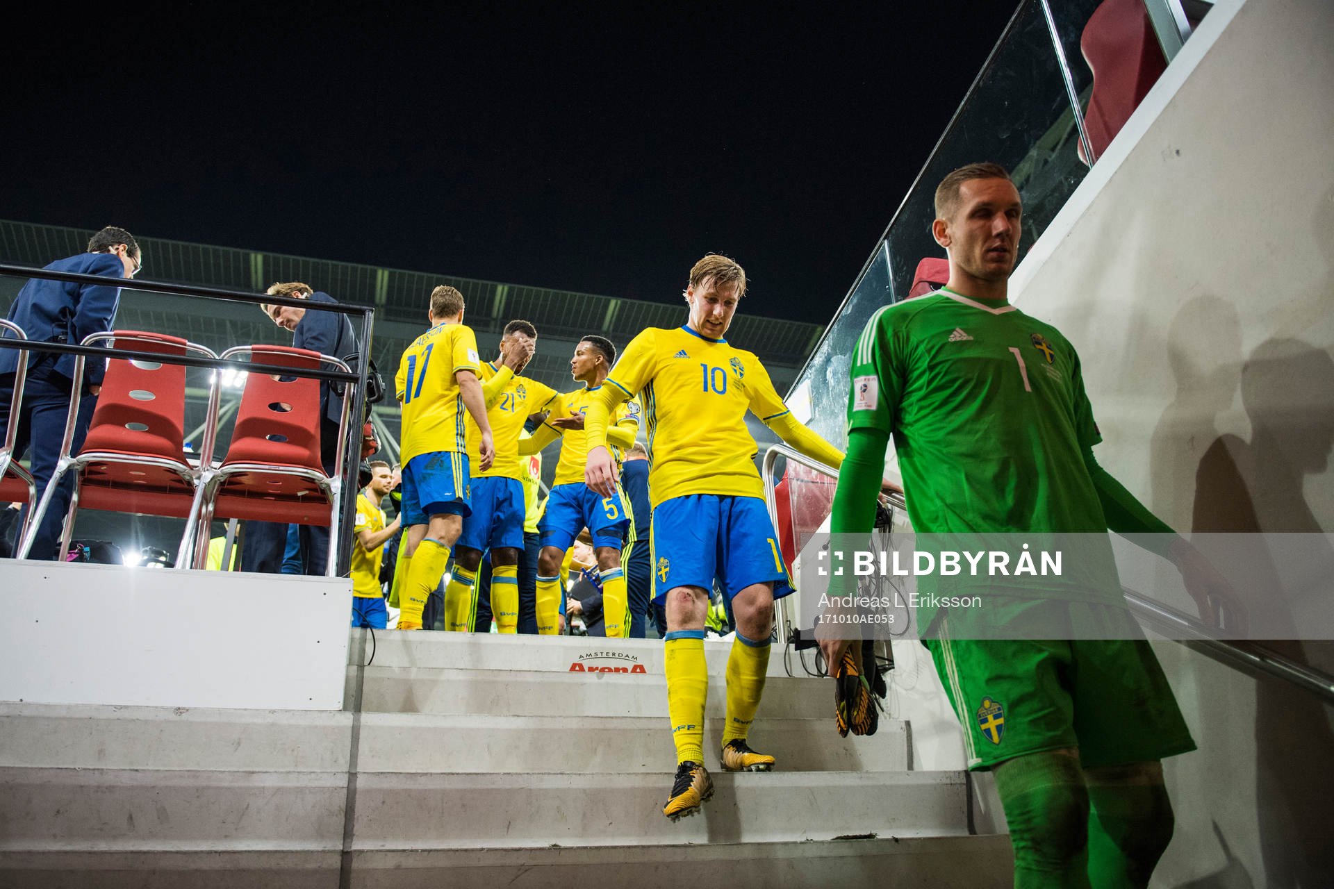 Sveriges Emil Forsberg och målvakt Robin Olsen lämnar