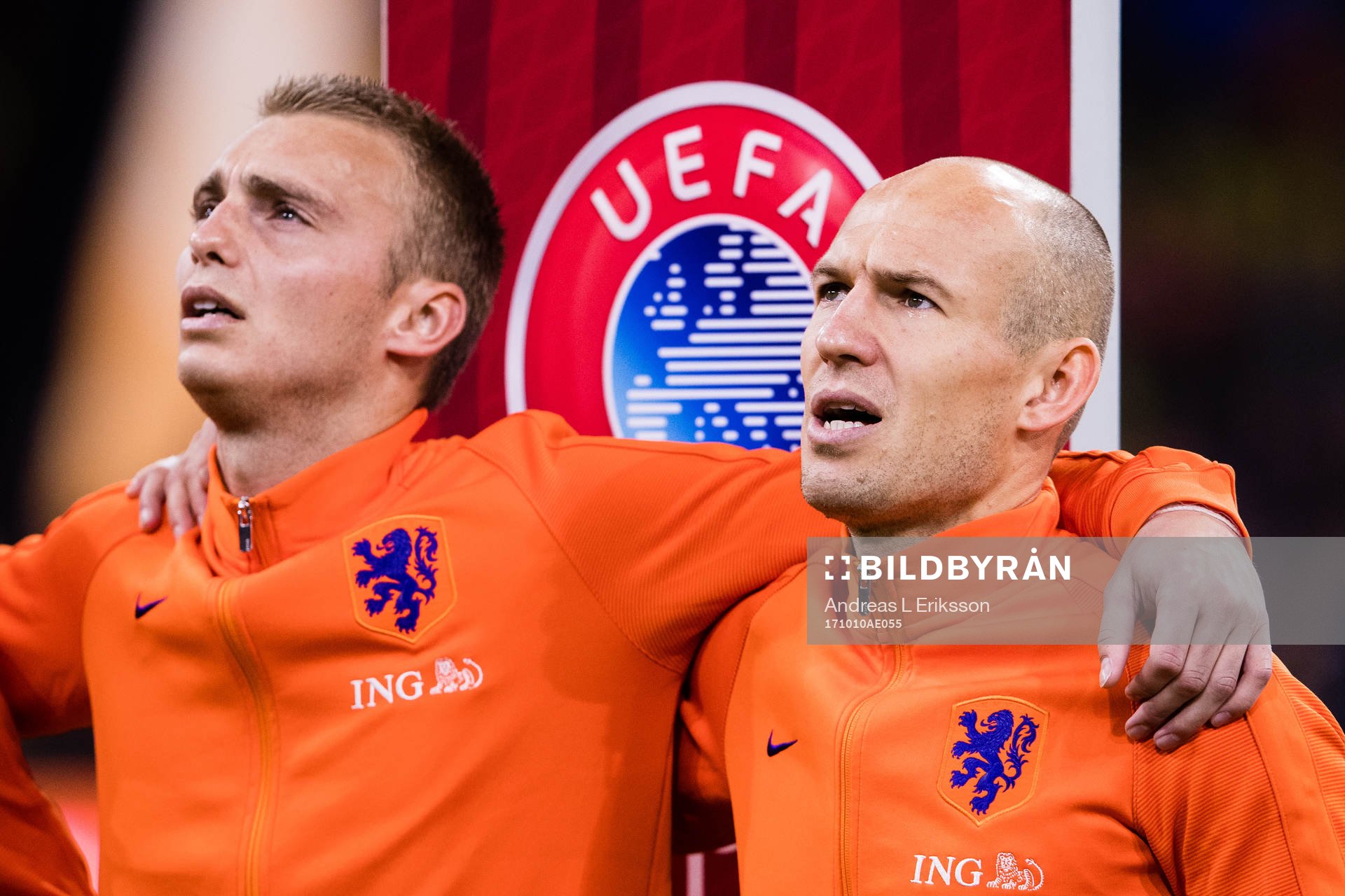 Hollands målvakt Jasper Cillessen och Arjen Robben sjunger