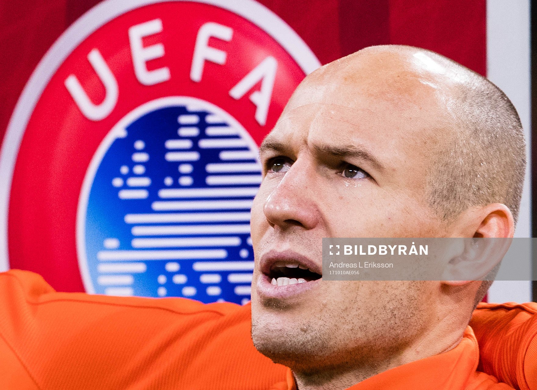Hollands Arjen Robben sjunger natianalsången innan