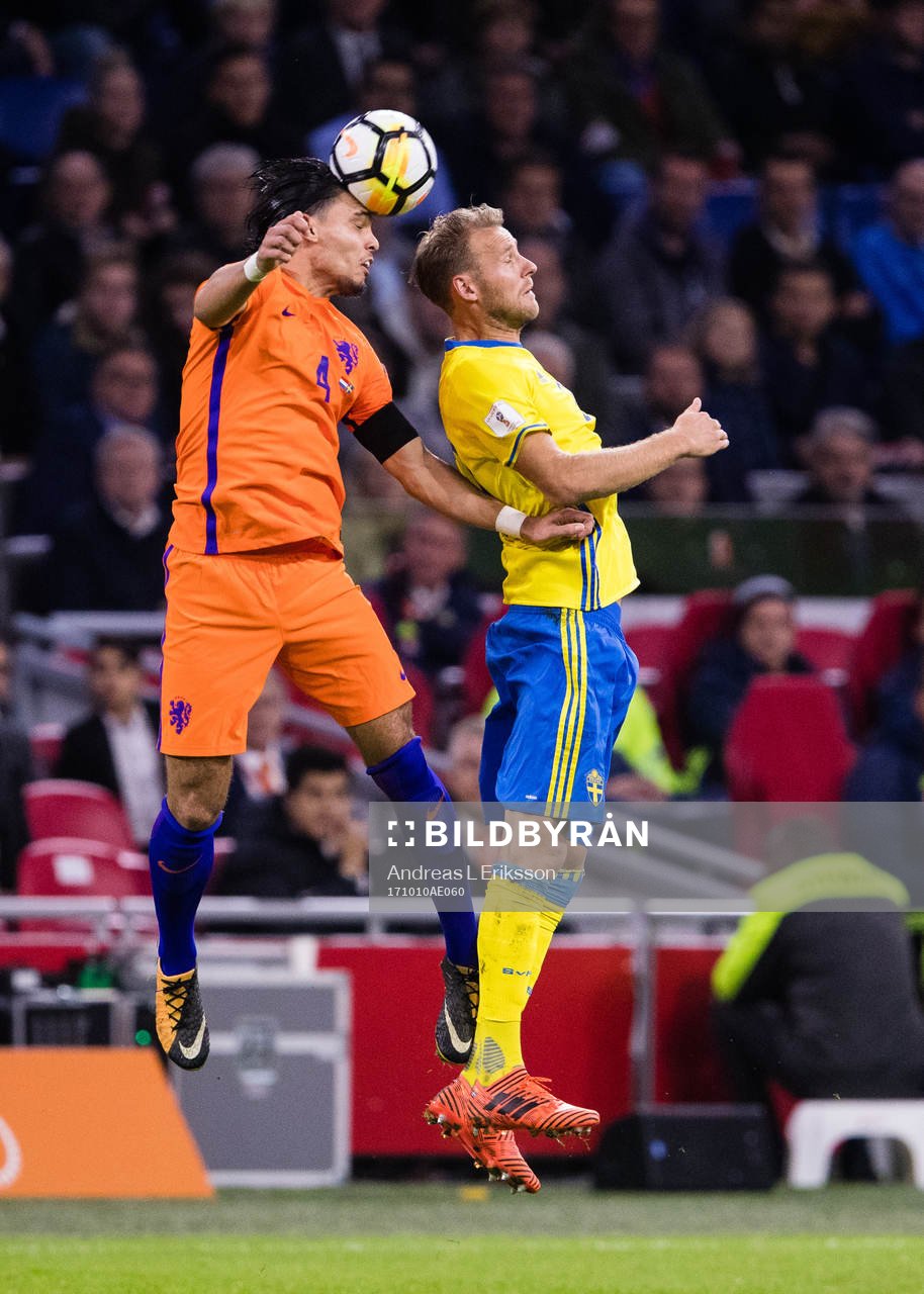 Hollands Karim Rekik i en nickduell med Sveriges Ola