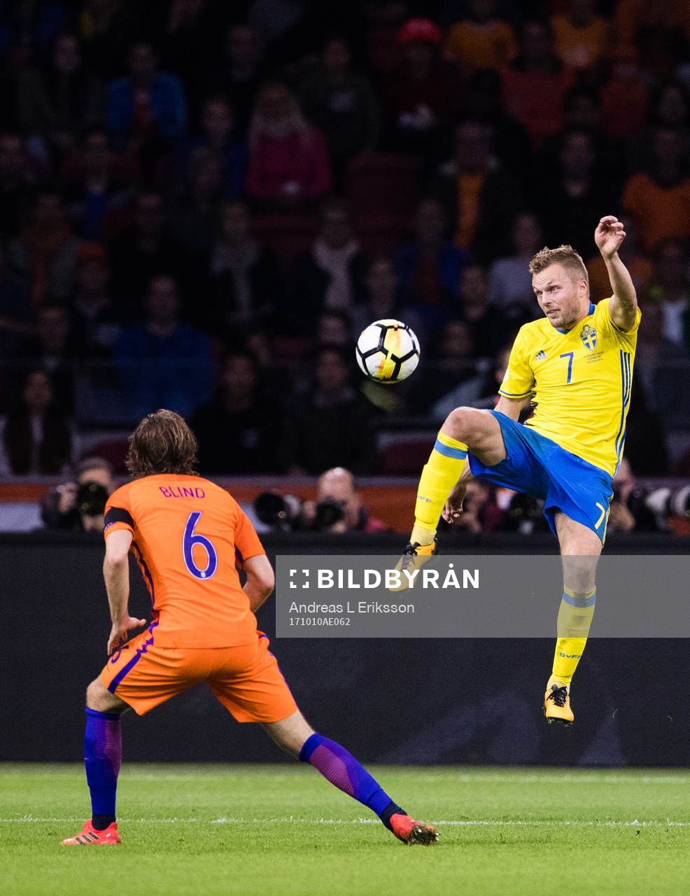 Sveriges Sebastian Larsson rensar undan bollen framför