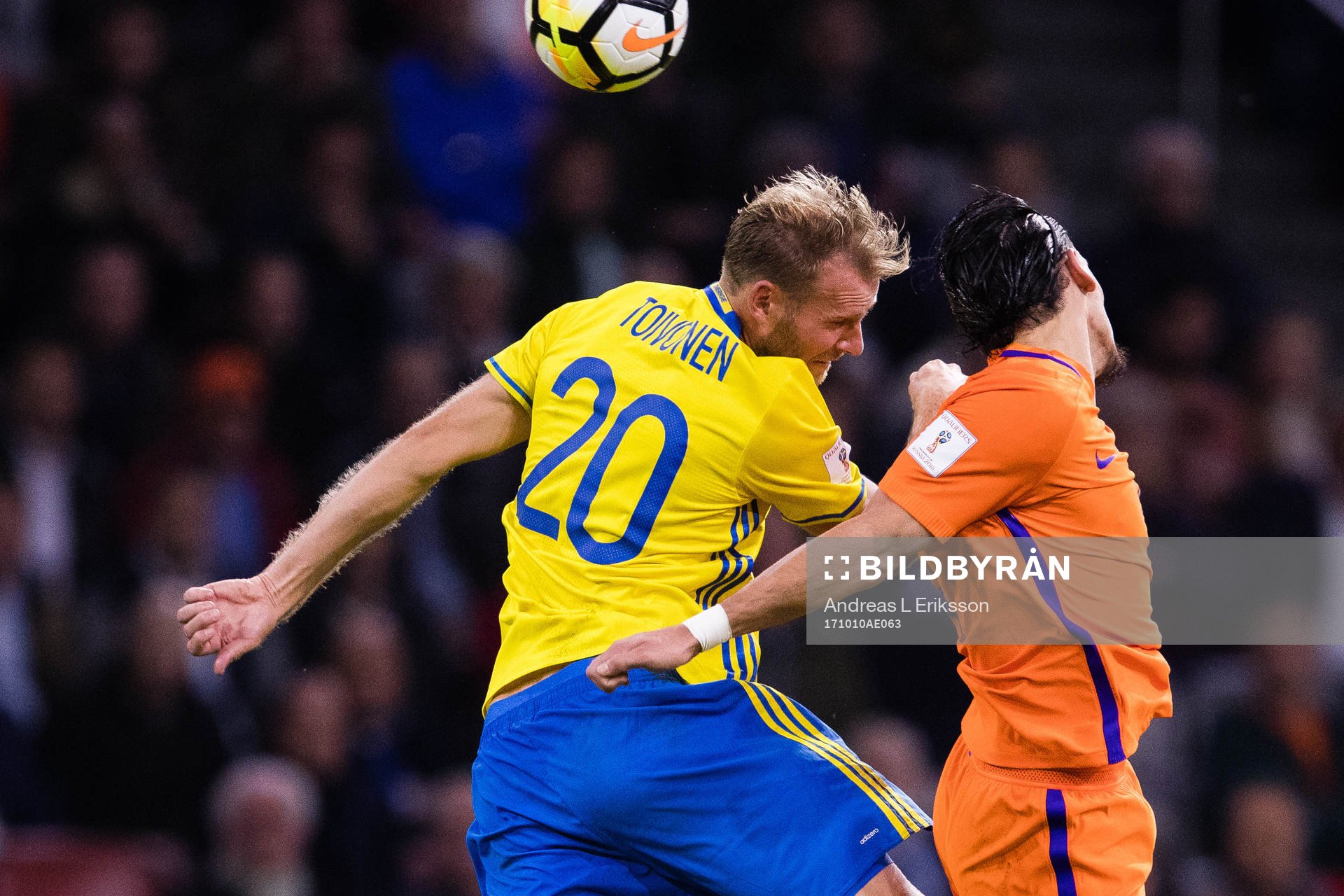 Sveriges Ola Toivonen i en nickduell med Hollands Karim Rekik under VM-kvalmatchen i fotboll mellan Holland och Sverige den 10 oktober 2017 i Amsterdam.