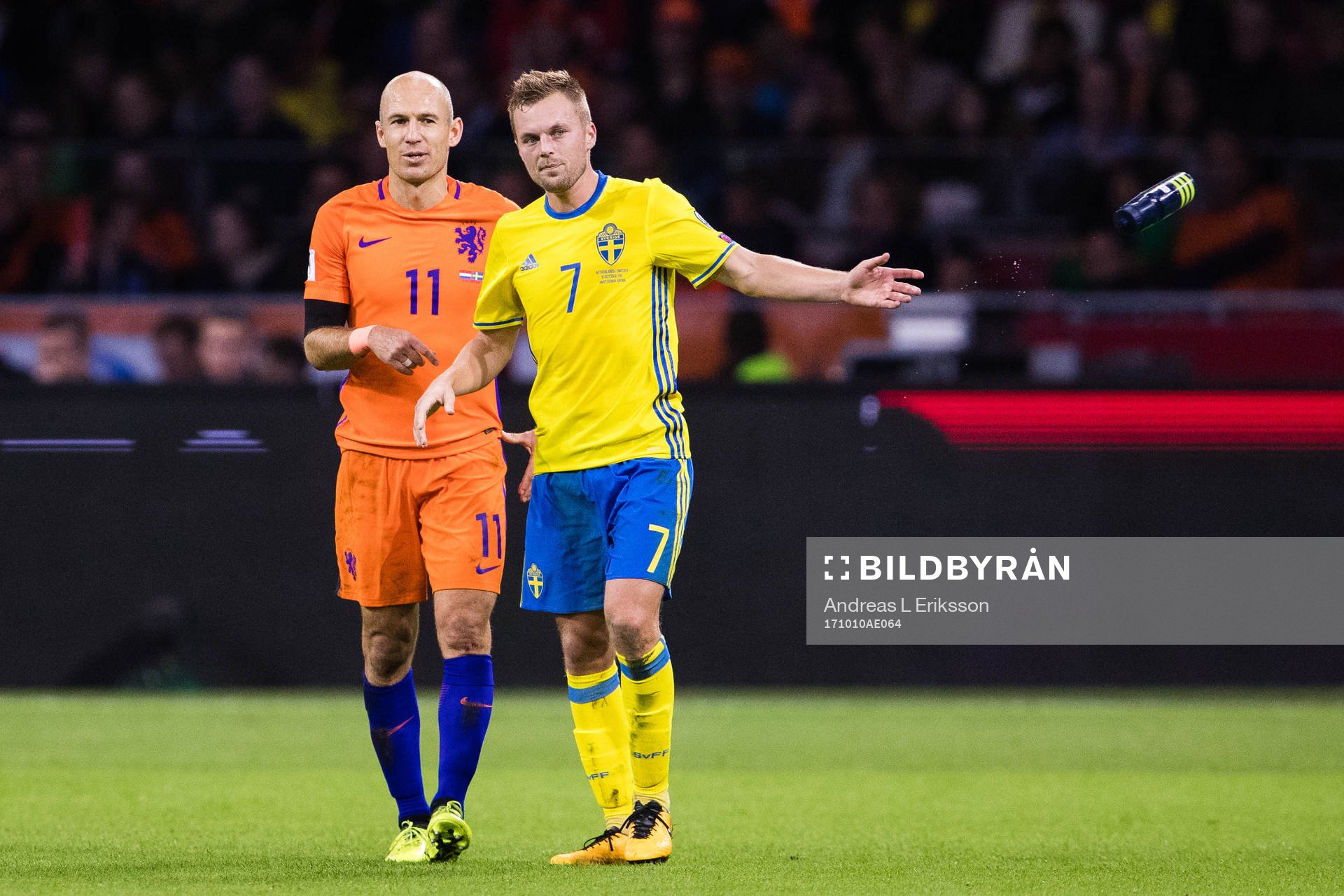 Hollands Arjen Robben och Sveriges Sebastian Larsson