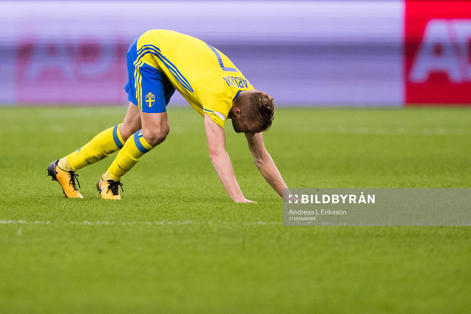 Sveriges Sebastian Larsson stretchar