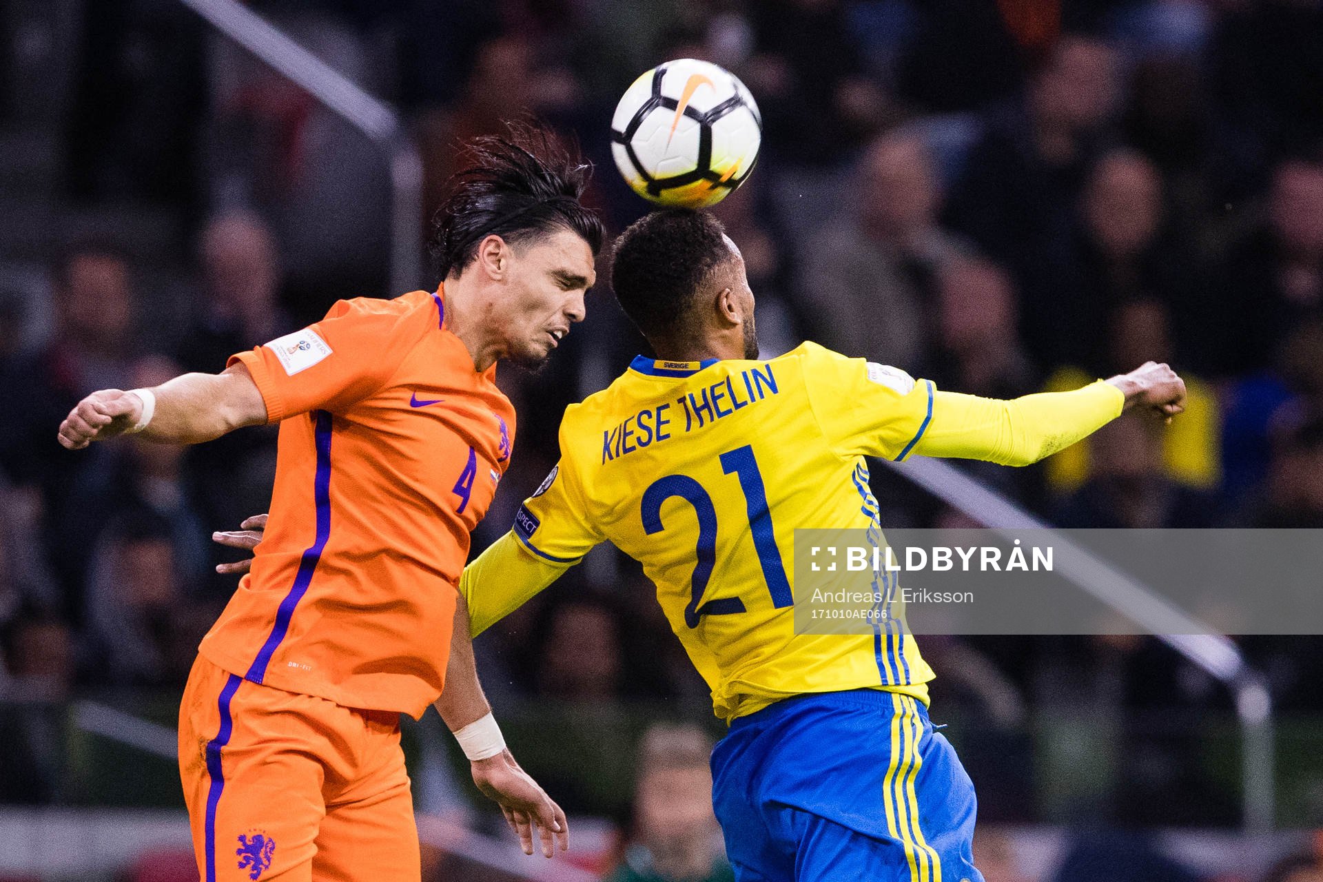 Hollands Karim Rekik i en nickduell med Sveriges Isaac