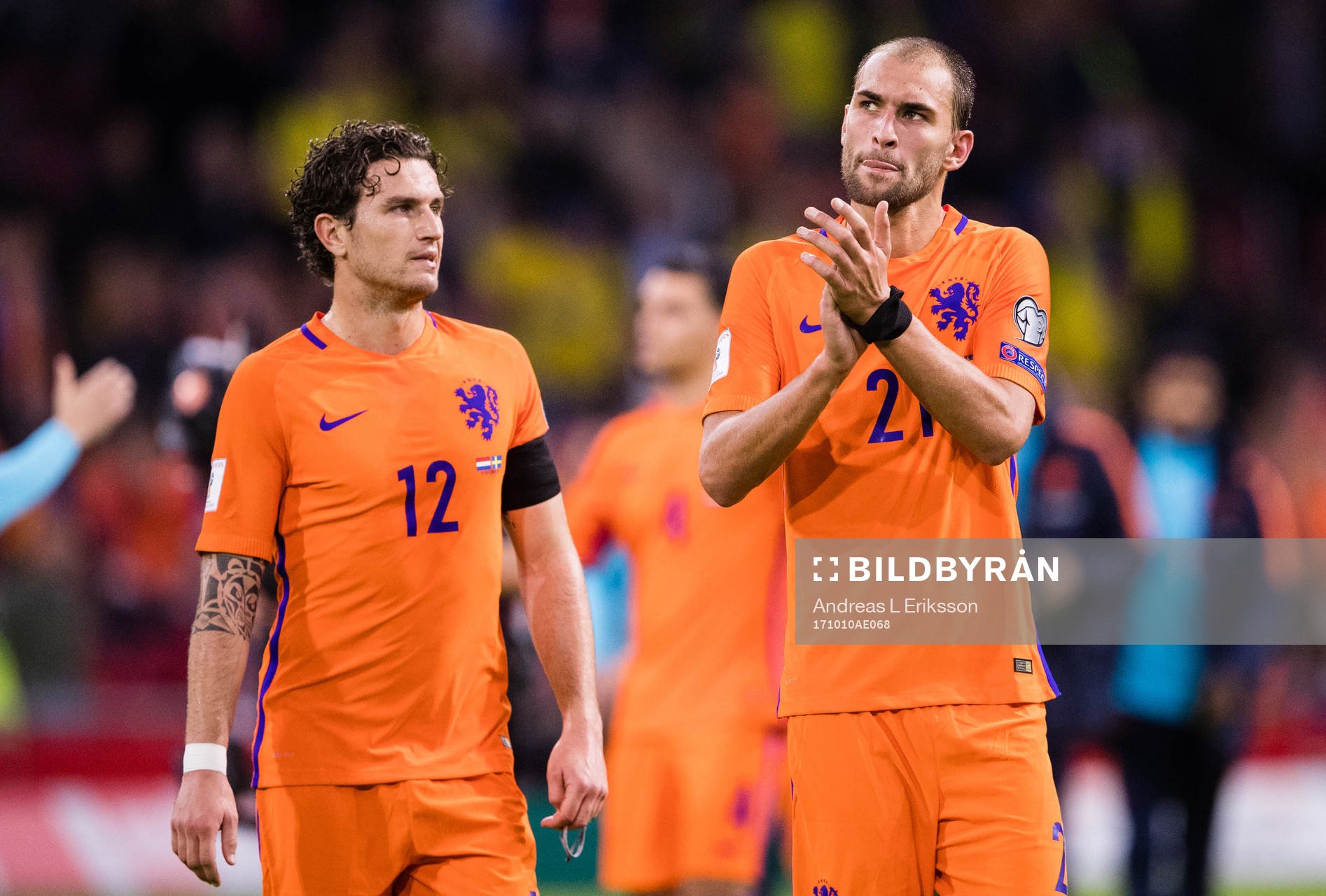 Hollands Daryl Janmaat och Bas Dost tackar publiken
