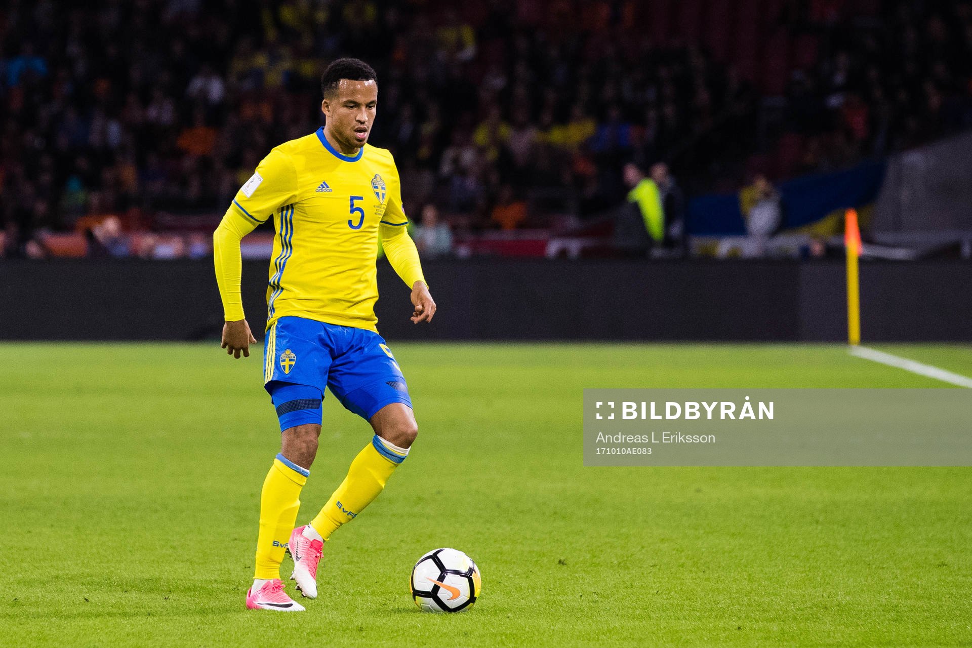 Sveriges Martin Olsson med bollen