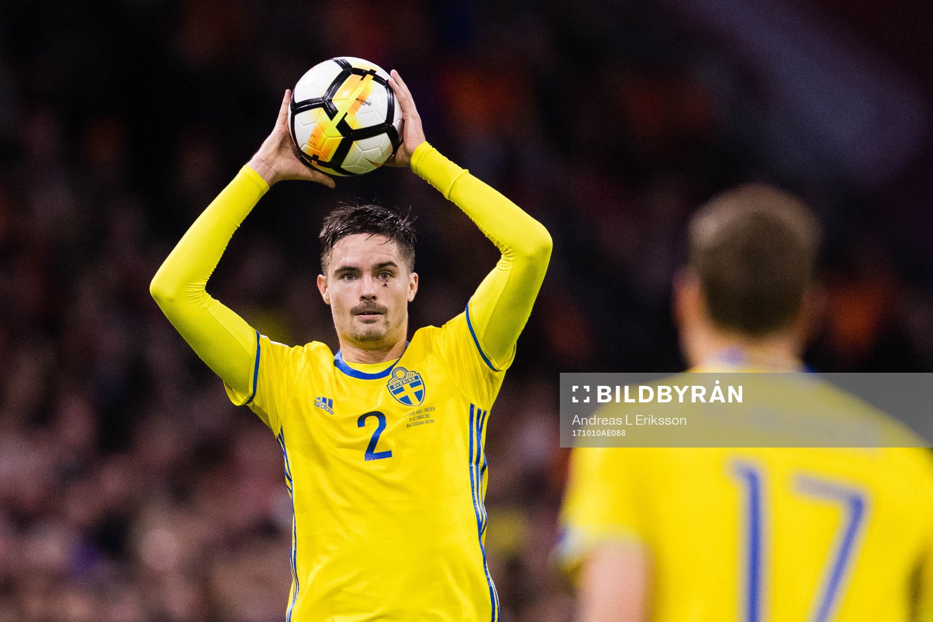 Sveriges Mikael Lustig med ett inkast