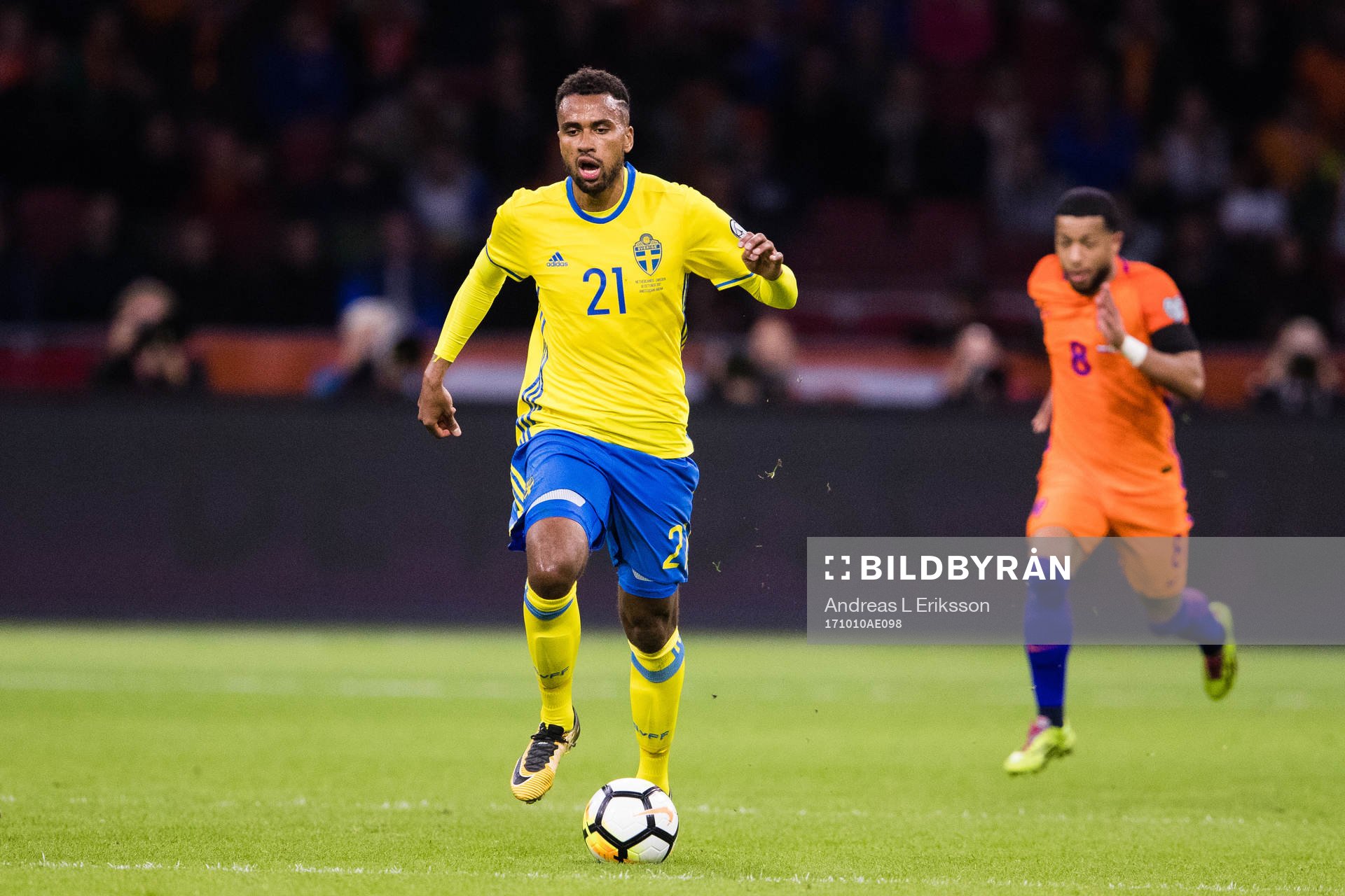 Sveriges Isaac Kiese Thelin med bollen