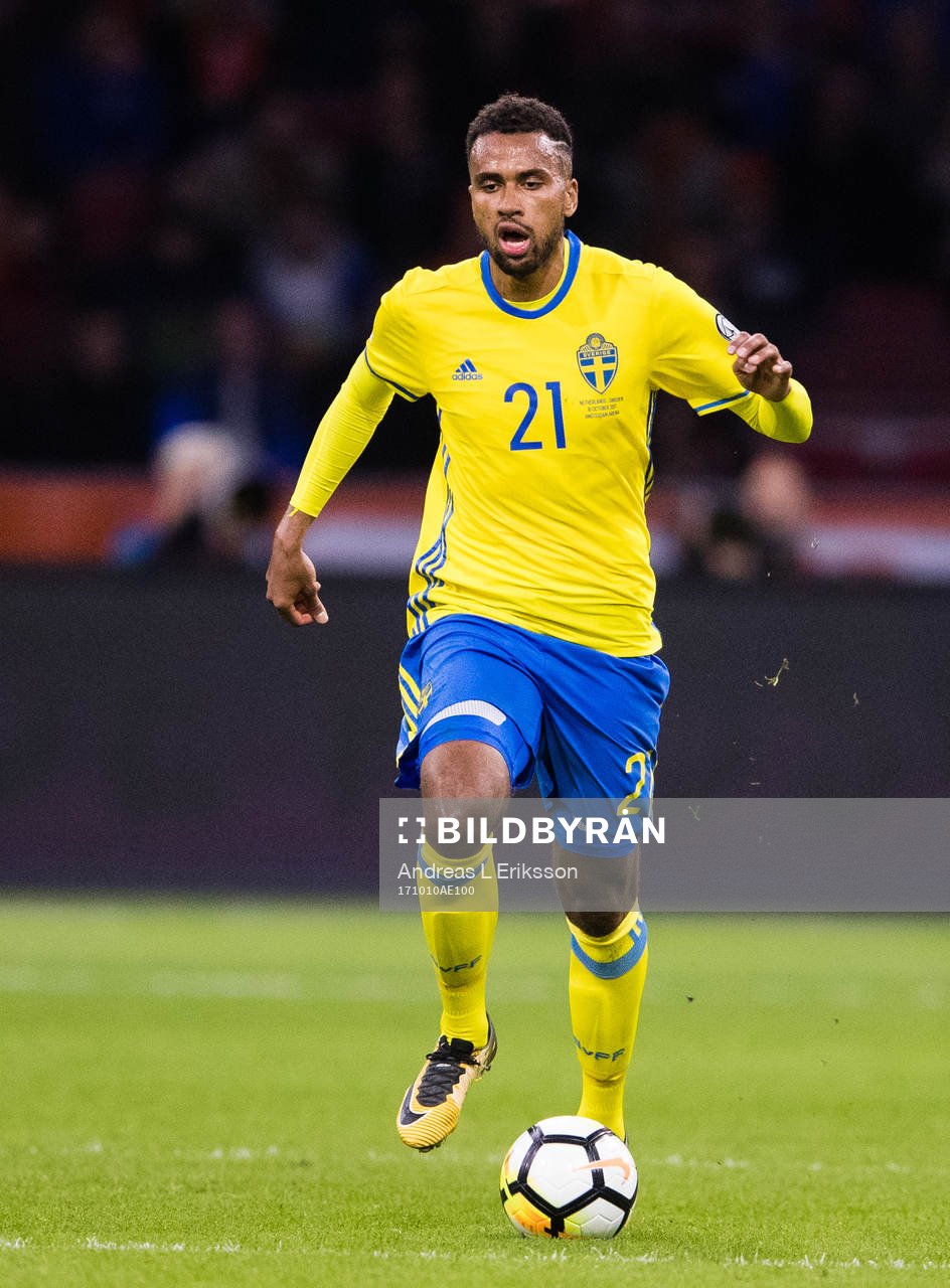 Sveriges Isaac Kiese Thelin med bollen