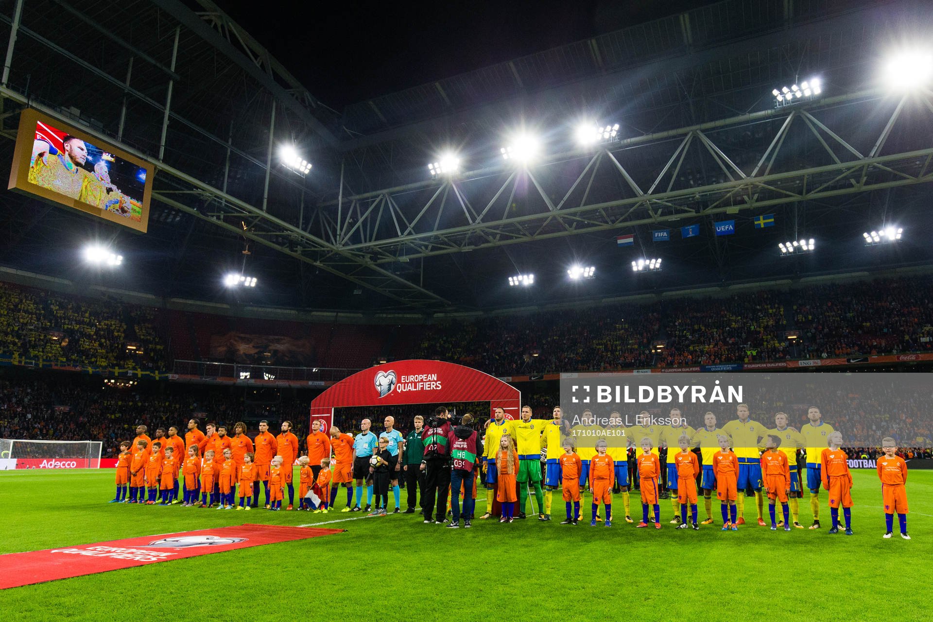 Hollands och Sveriges spelare ställer upp sig på plan