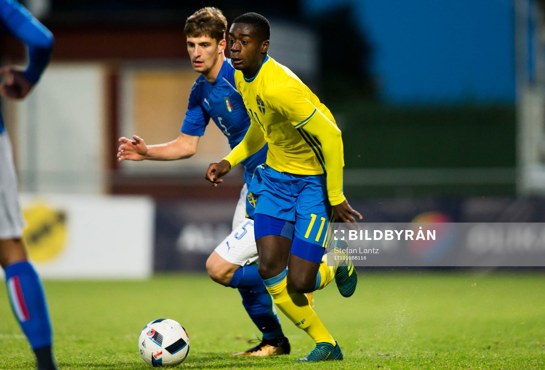 Italiens Matteo Gabbia mot Sveriges Adil Titi
