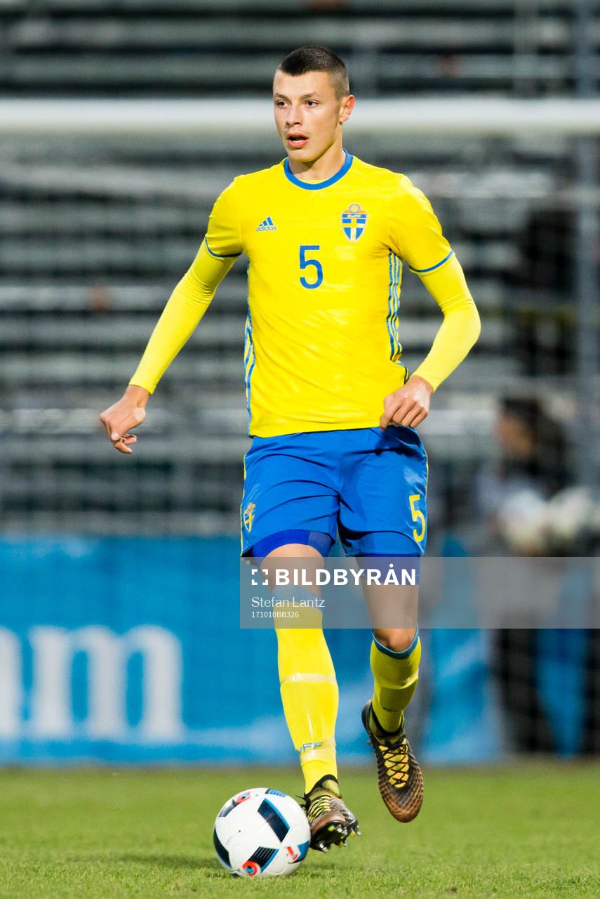 Sveriges Anel Ahmedhodzic under fotbollsmatchen i EM-kvalet för P18 mellan Sverige och Italien den 10 oktober 2017 i Jönköping. 