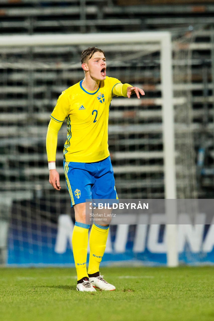 Sveriges Hugo Andersson under fotbollsmatchen i EM-kvalet för P18 mellan Sverige och Italien den 10 oktober 2017 i Jönköping. 