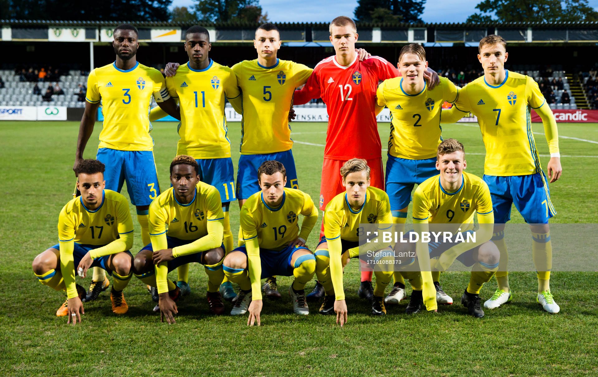Sveriges startelva. Övre raden från vänster: Joseph Colley, Adil Titi, Anel Ahmedhodzic, målvakt Mattias Nilsson, Hugo Andersson, Lukas Browning Lagerfeldt. Nedre raden från vänster: Victor Fors, York Rafael, Adrian Edqvist, Henrik Bellman och Teddy Bergqvist under fotbollsmatchen i EM-kvalet för P18 mellan Sverige och Italien den 10 oktober 2017 i Jönköping. 