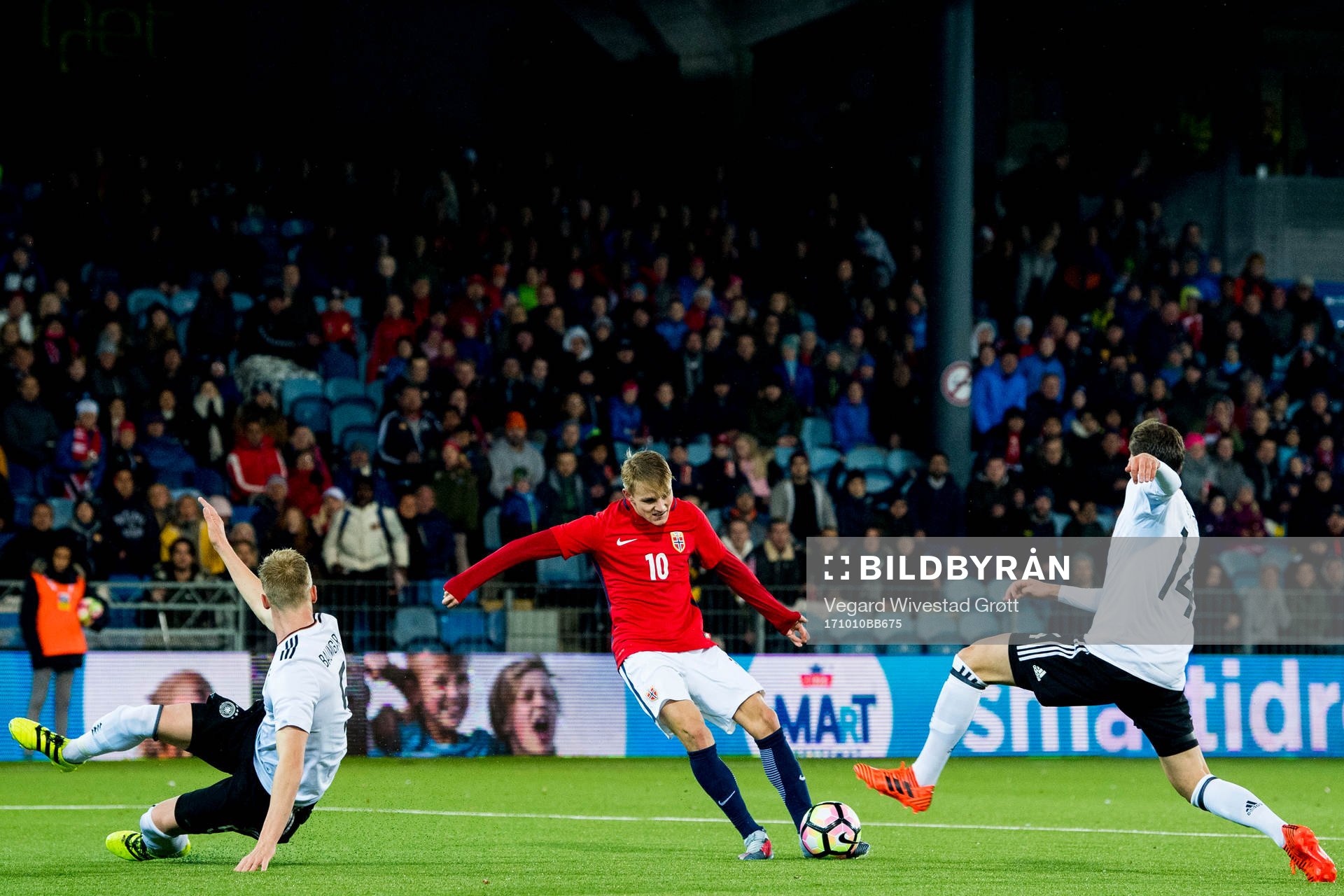 Martin Ødegaard of Norway scores 2-1