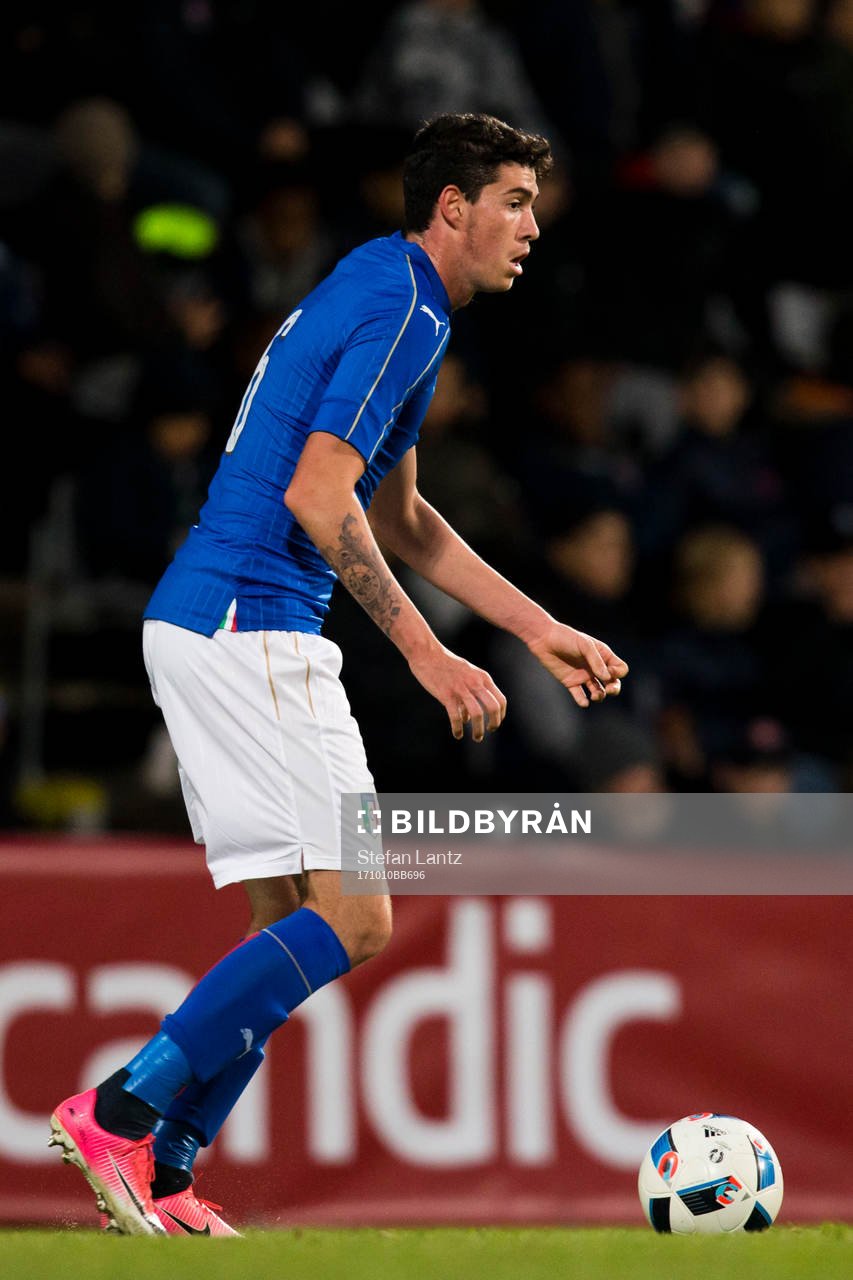 Italiens Alessandro Bastoni under fotbollsmatchen i EM-kvalet för P18 mellan Sverige och Italien den 10 oktober 2017 i Jönköping. 