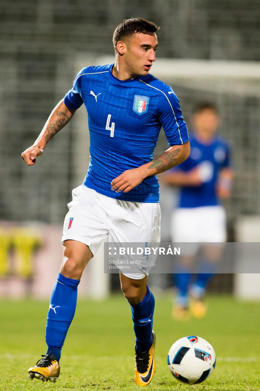 Italiens Edoardo Bianchi under fotbollsmatchen i EM-kvalet för P18 mellan Sverige och Italien den 10 oktober 2017 i Jönköping. 