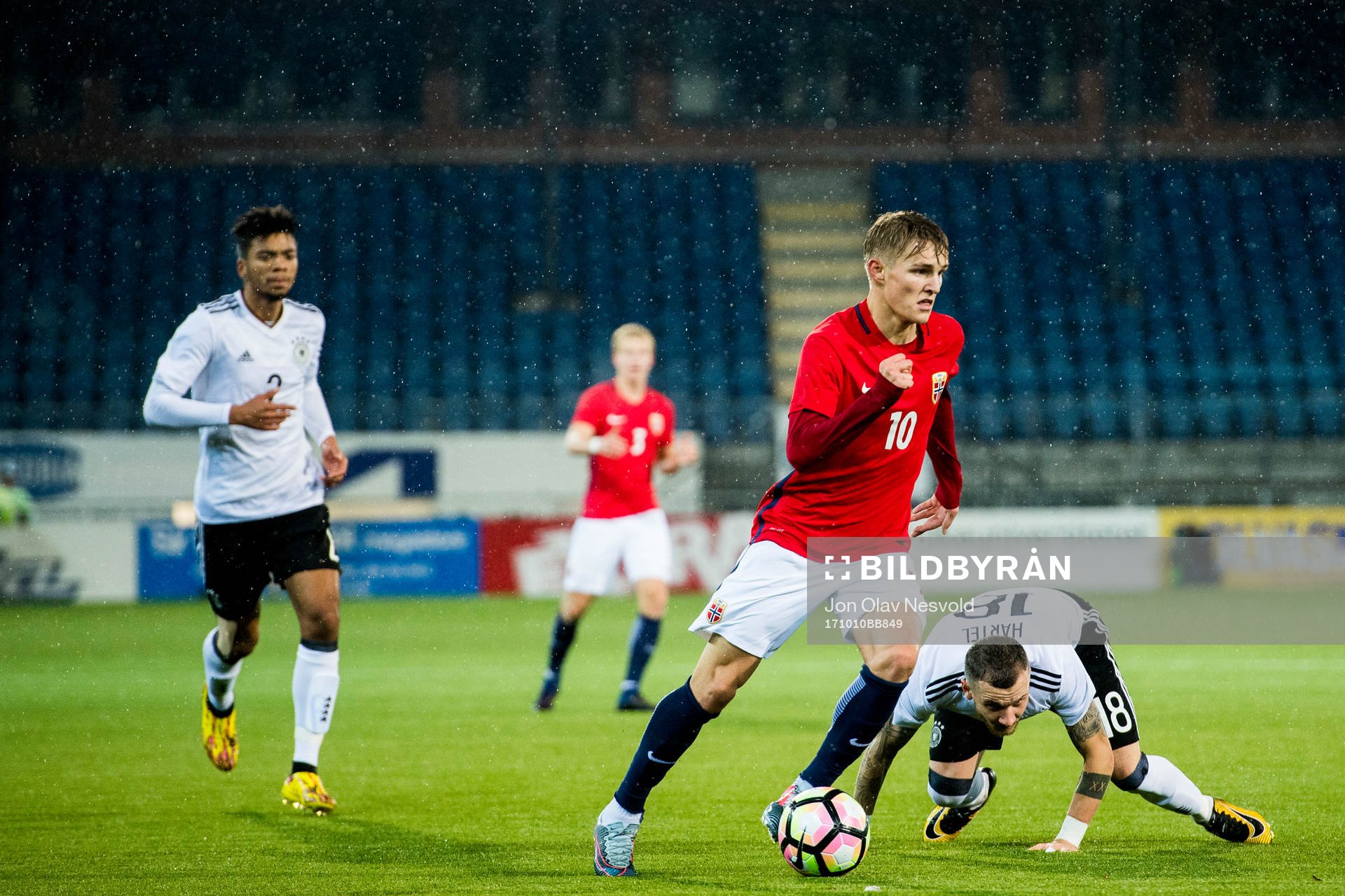 Martin Ødegaard of Norway and Marcel Hartel of Germany
