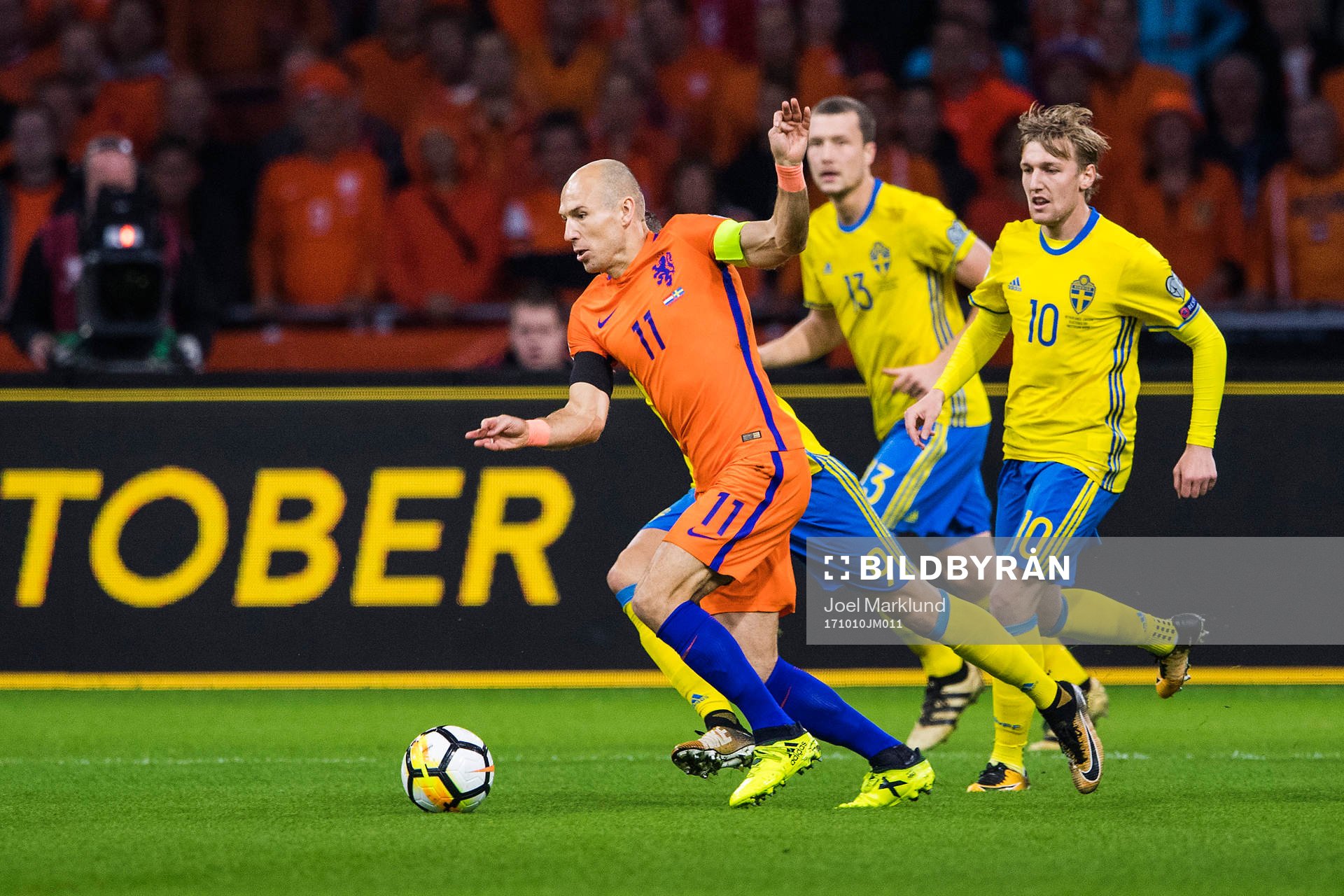 Hollands Arjen Robben utmanar Sveriges Emil Forsberg