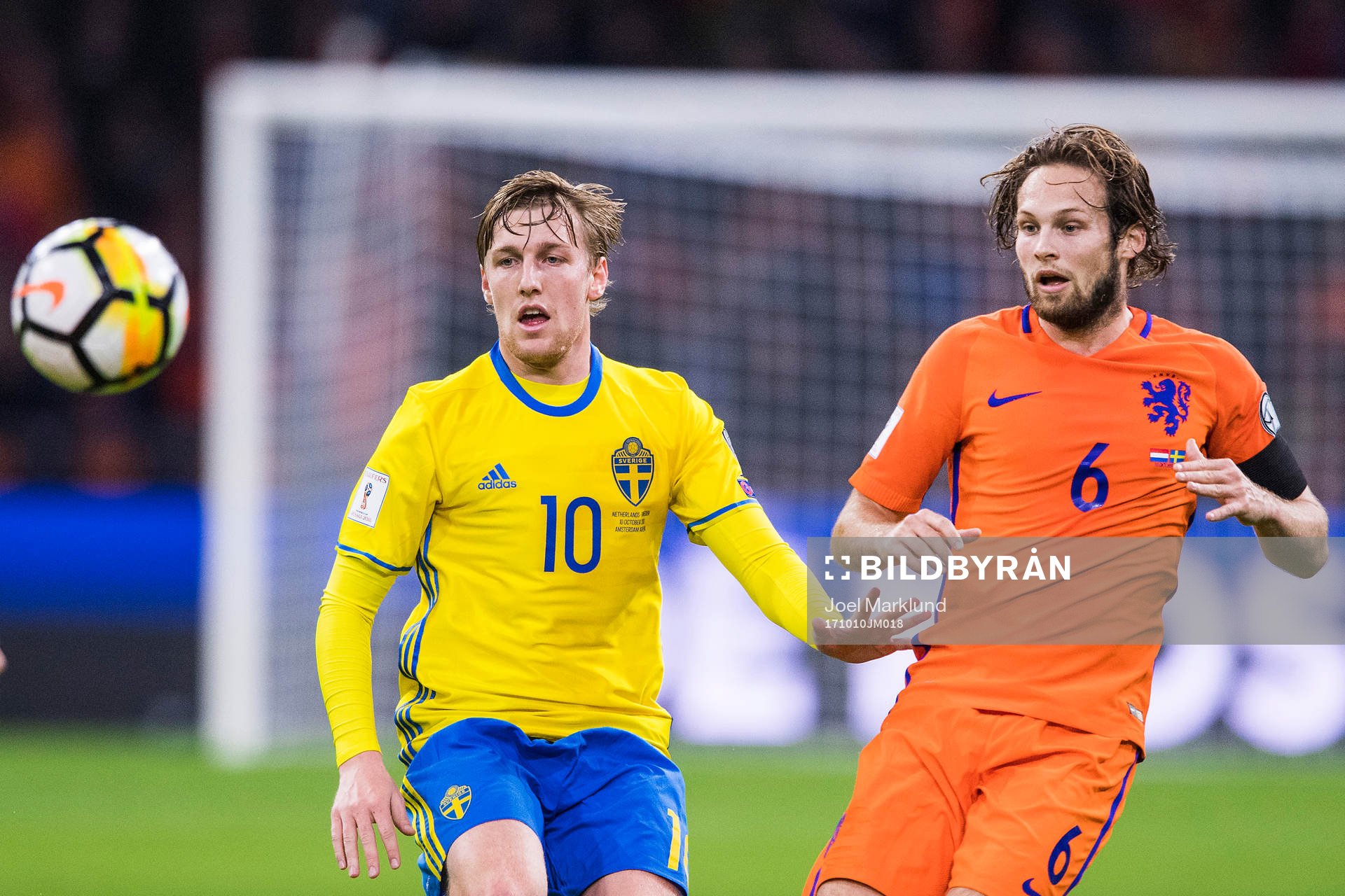 Sveriges Emil Forsberg och Hollands Daley Blind