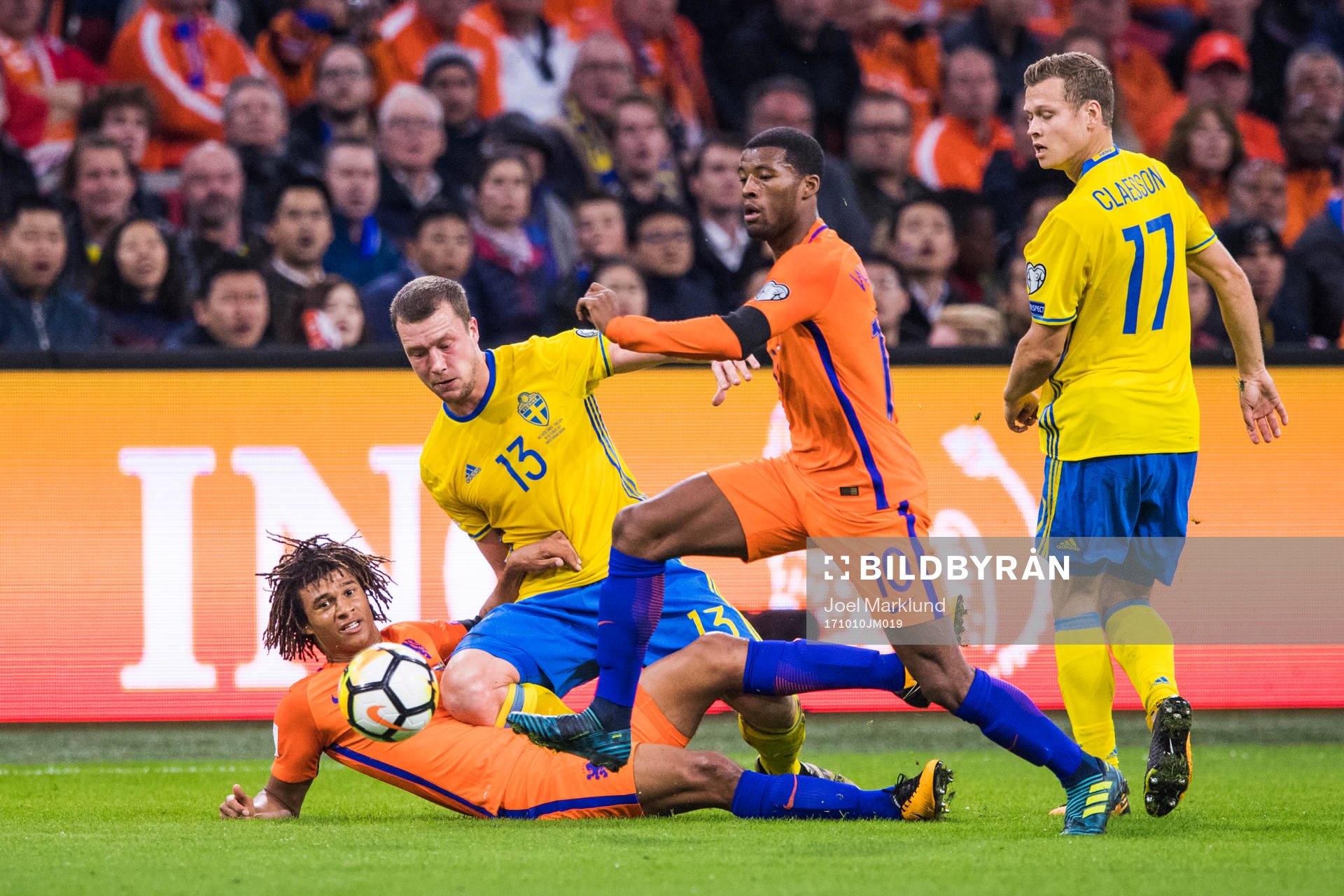Hollands Nathan Ake och Georginio Wijnaldum utmanas av