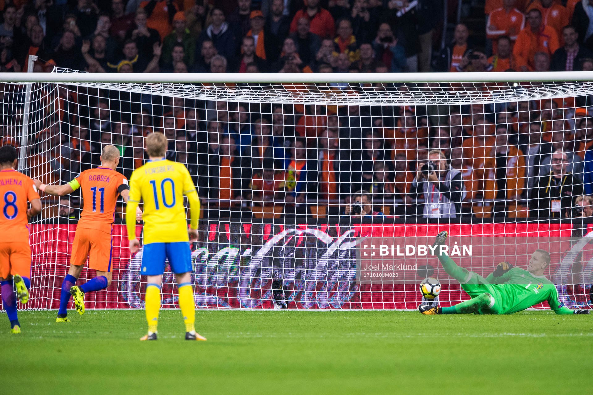 Sveriges målvakt Robin Olsen släpper in 1-0 på straff av