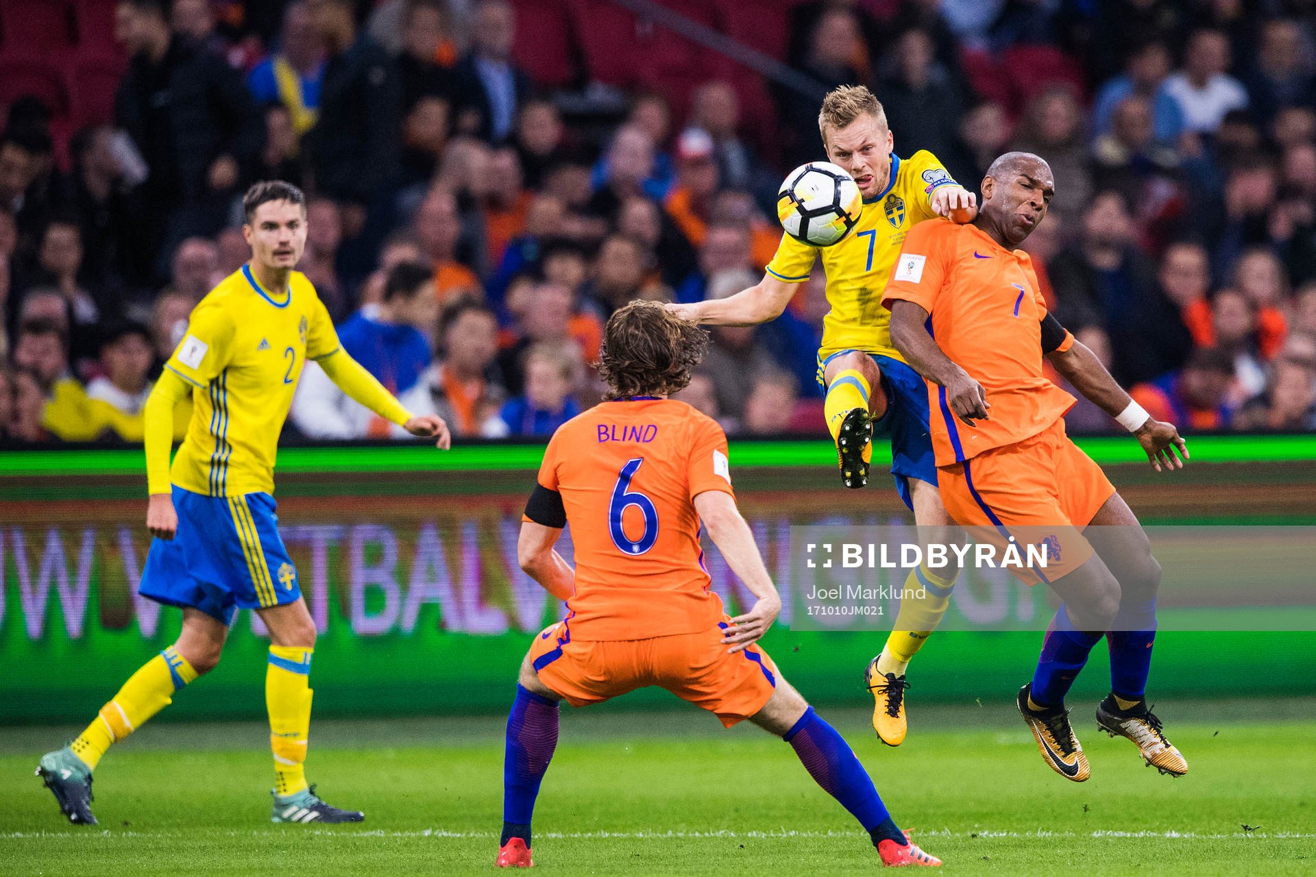 Sveriges Sebastian Larsson utmanar Hollands Ryan Babel