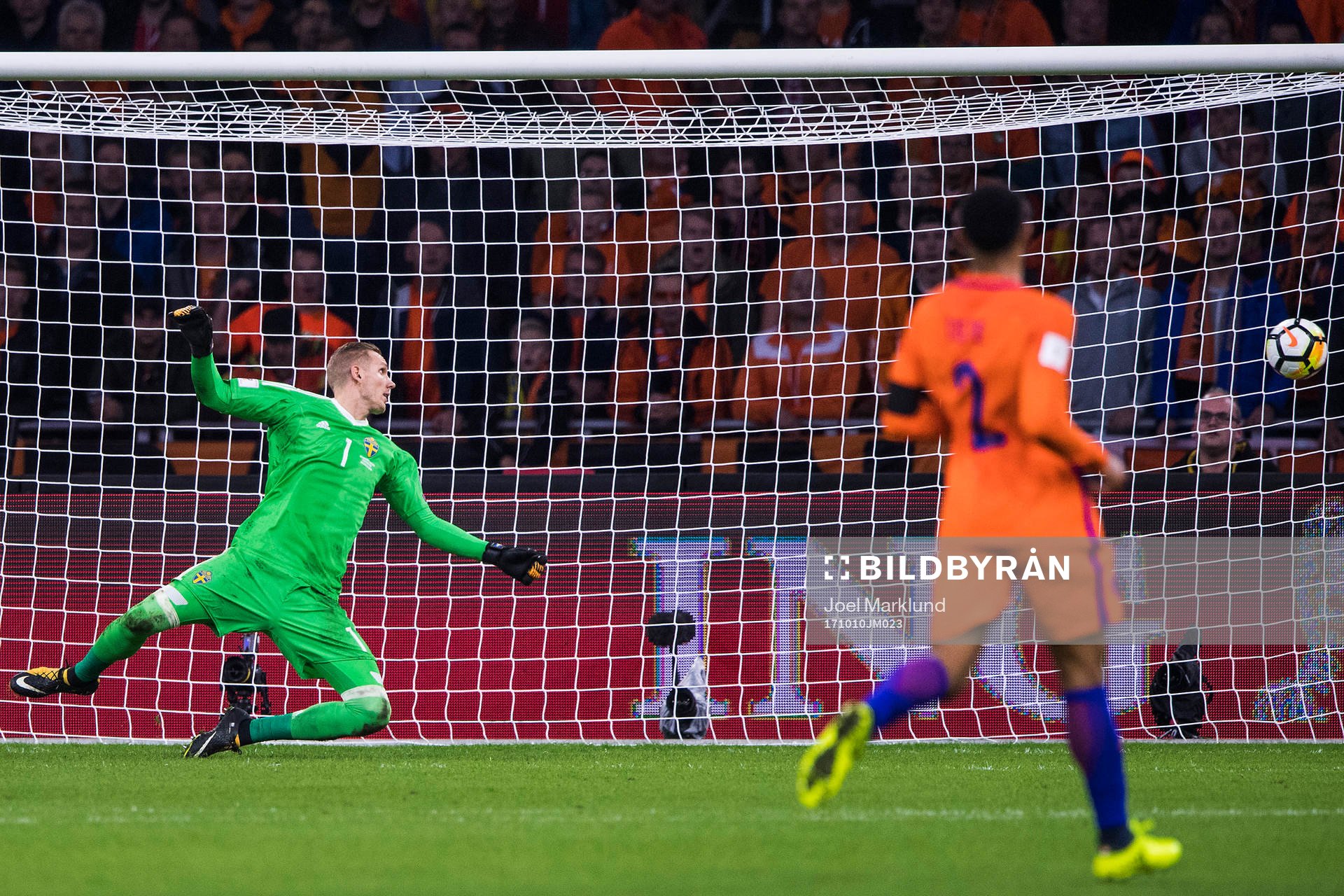 Sveriges målvakt Robin Olsen släpper in 2-0 av Hollands