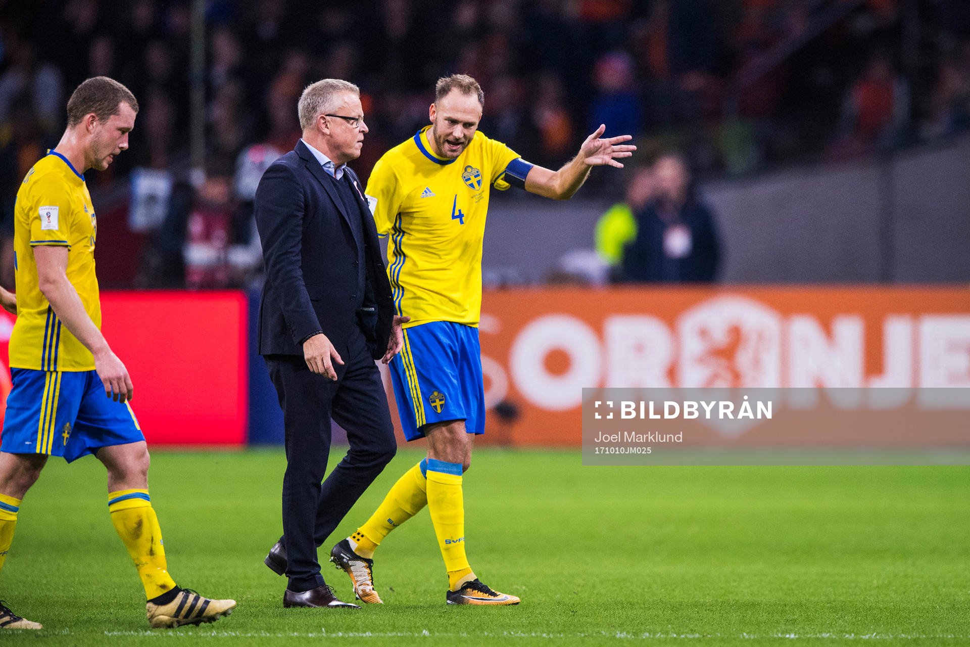 Sveriges Andreas Granqvist i diskussion med förbundskapten