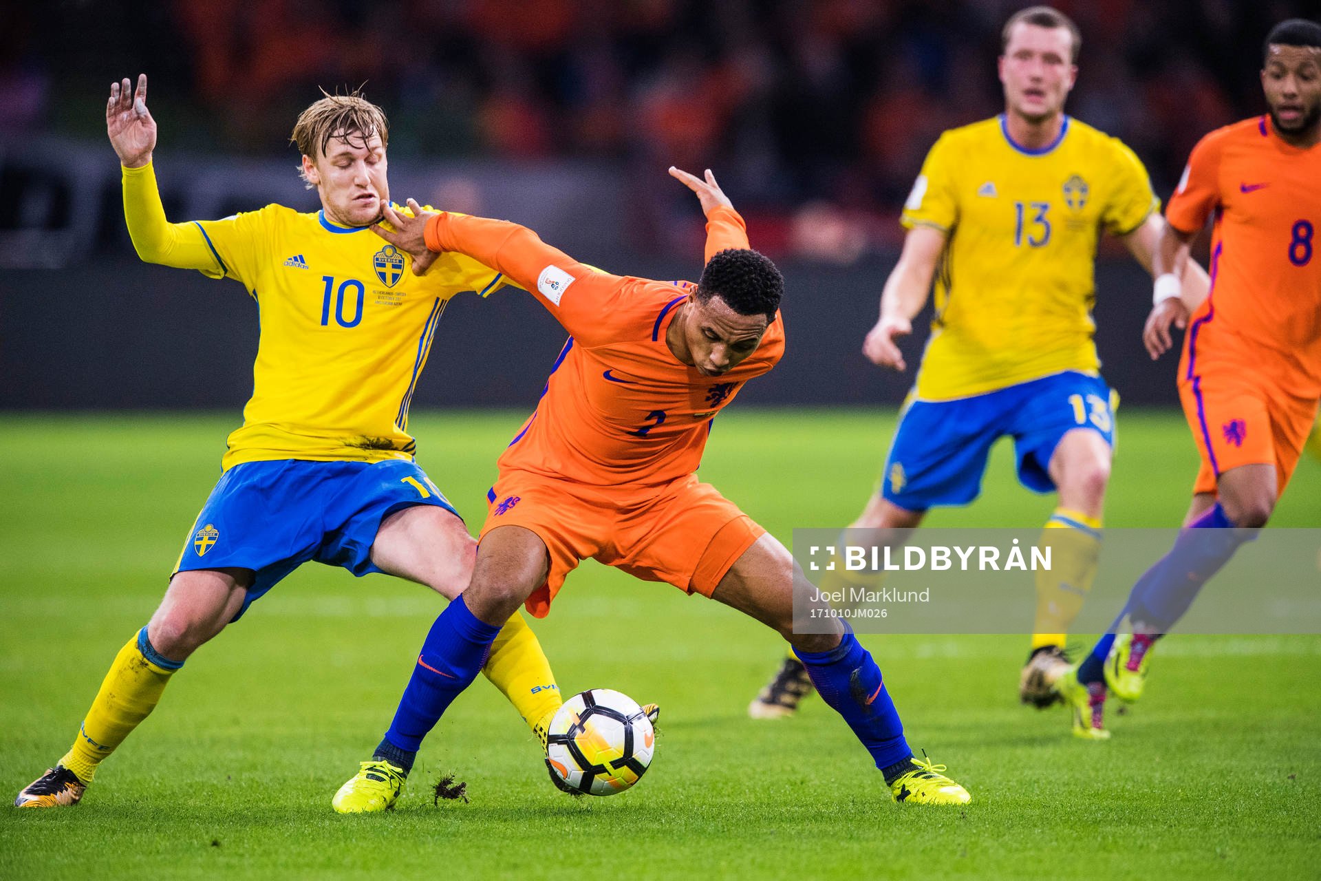 Emil Forsberg och Hollands Kenny Tete