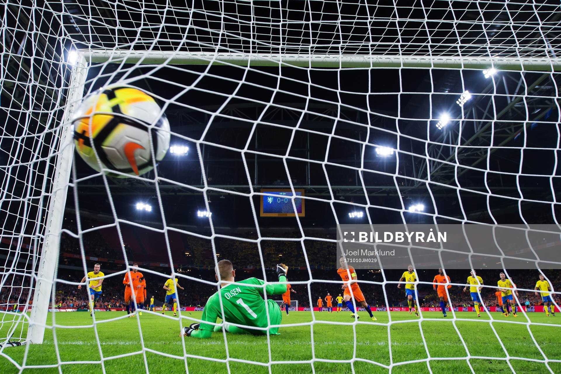 Hollands Arjen Robben gör 1-0 på straff bakom Sveriges