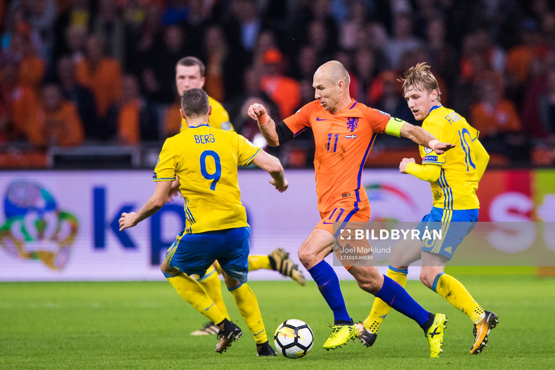 Sveriges Marcus Berg och Emil Forsberg utmanas av Hollands