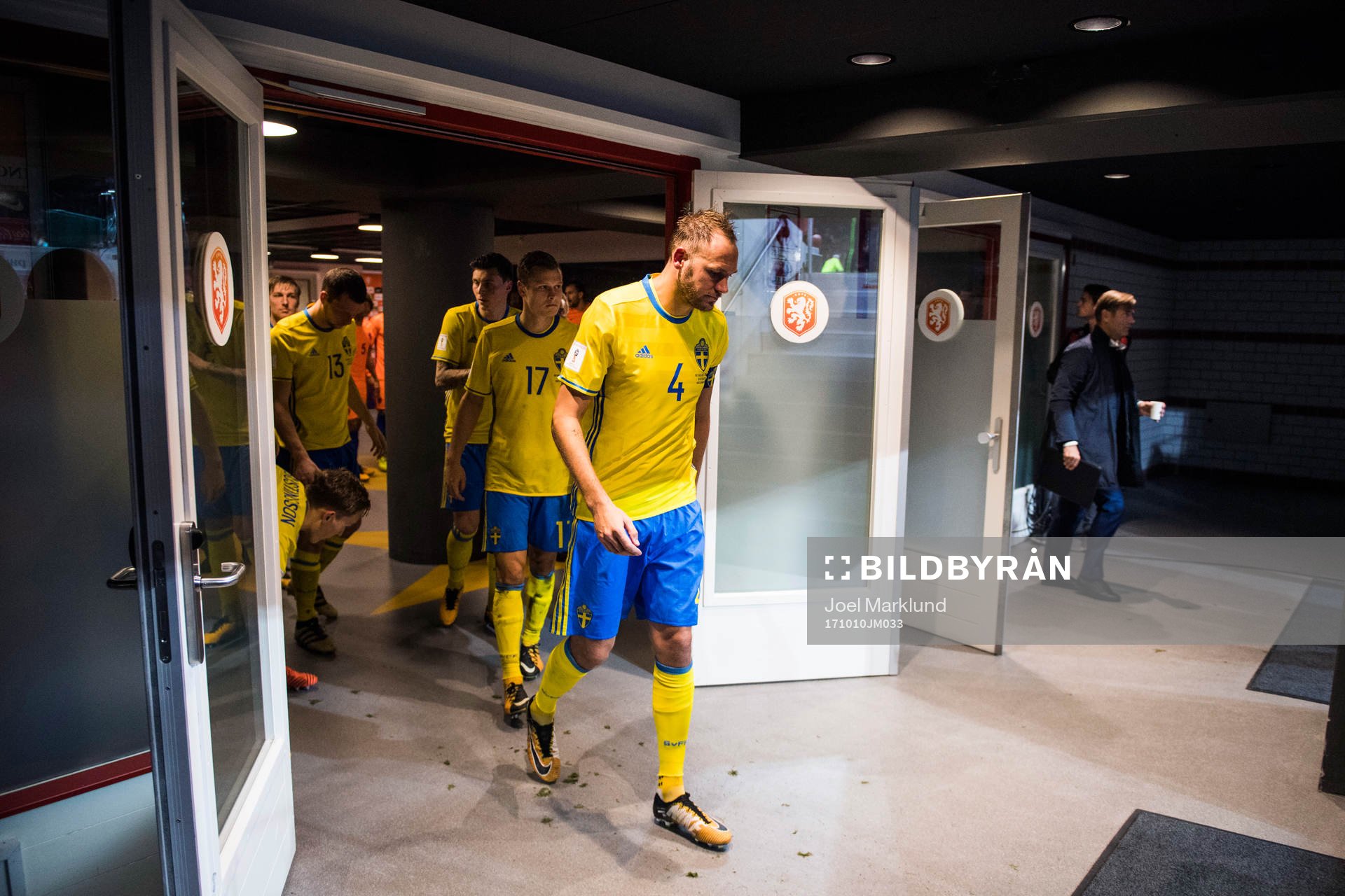 Sveriges Andreas Granqvist med lagkamrater går in för