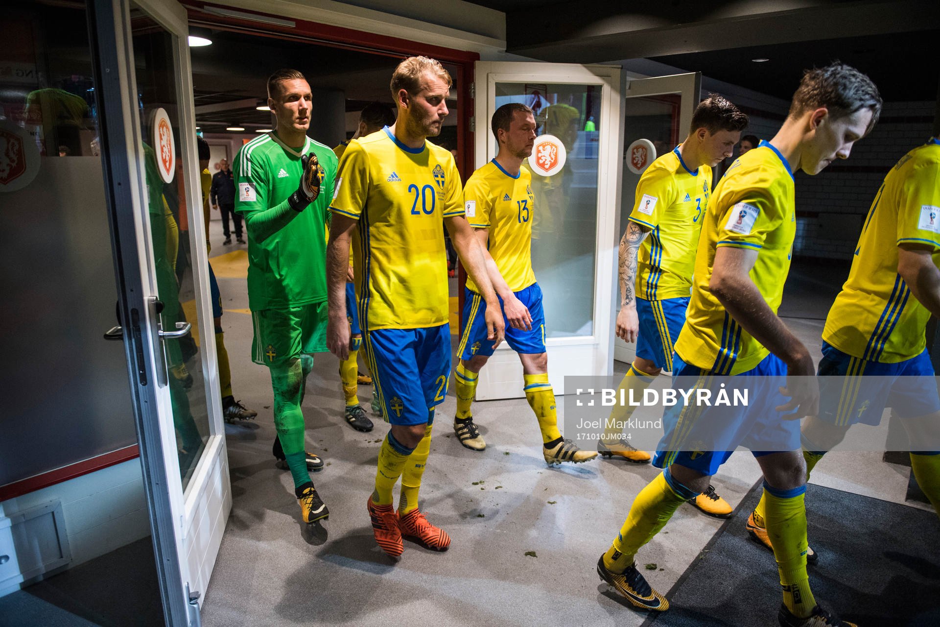 Sveriges spelare med målvakt Robin Olsen och Ola Toivonen