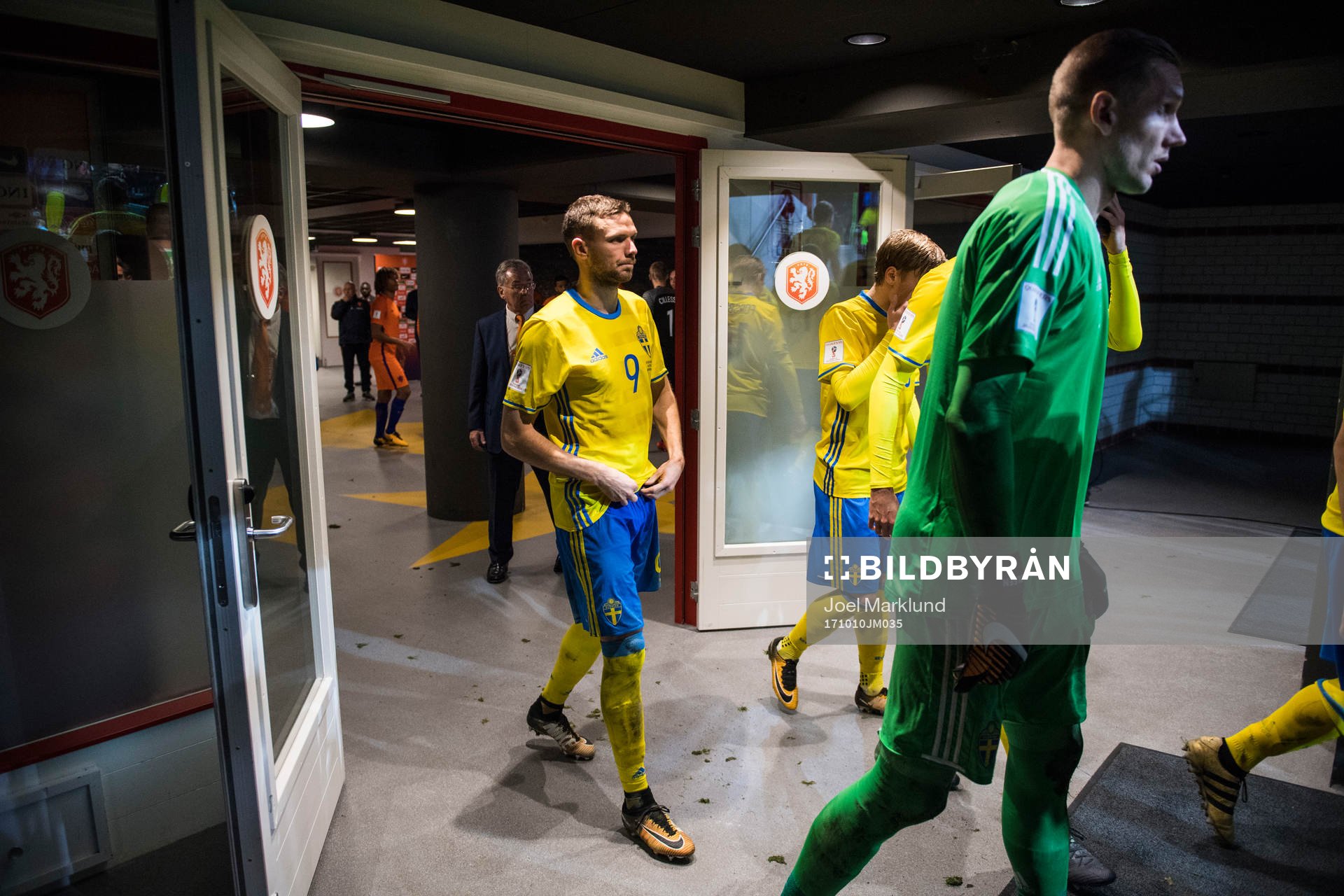 Sveriges Marcus Berg gör sig redo för andra halvlek