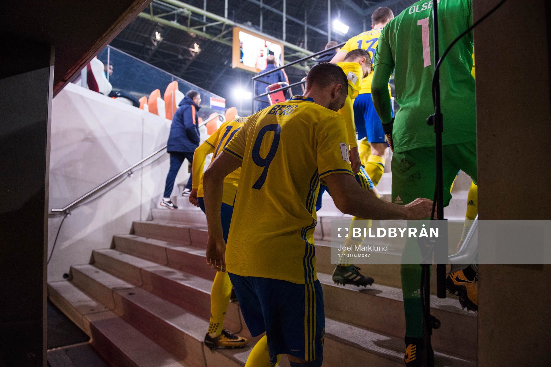Sveriges Marcus Berg påväg ut till andra halvlek