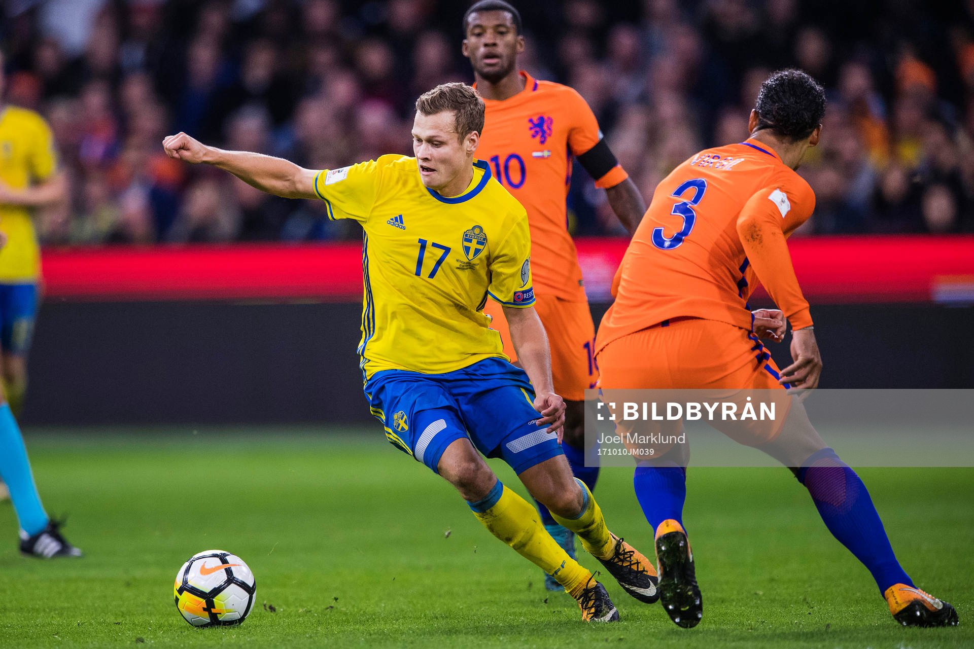 Sveriges Viktor Claesson och Hollands Virgil Van Dijk