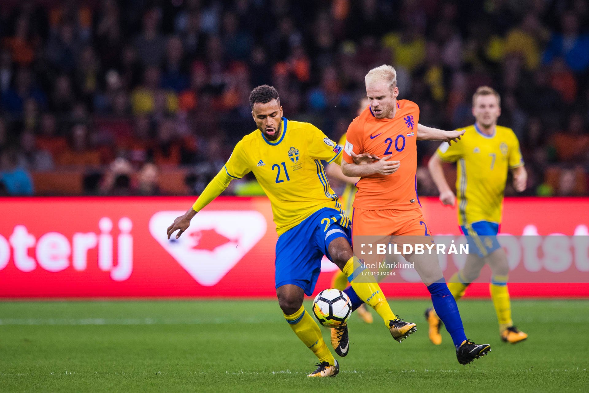 Sveriges Isaac Kiese Thelin mot Hollands Davy Klaassen